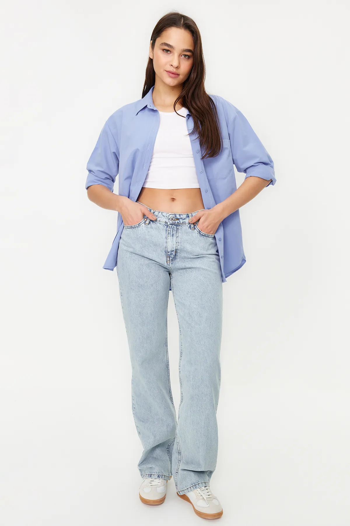 Trendyol Collection  Hellblaue Jeans mit niedriger Taille und weitem Bein TWOSS24JE00029
