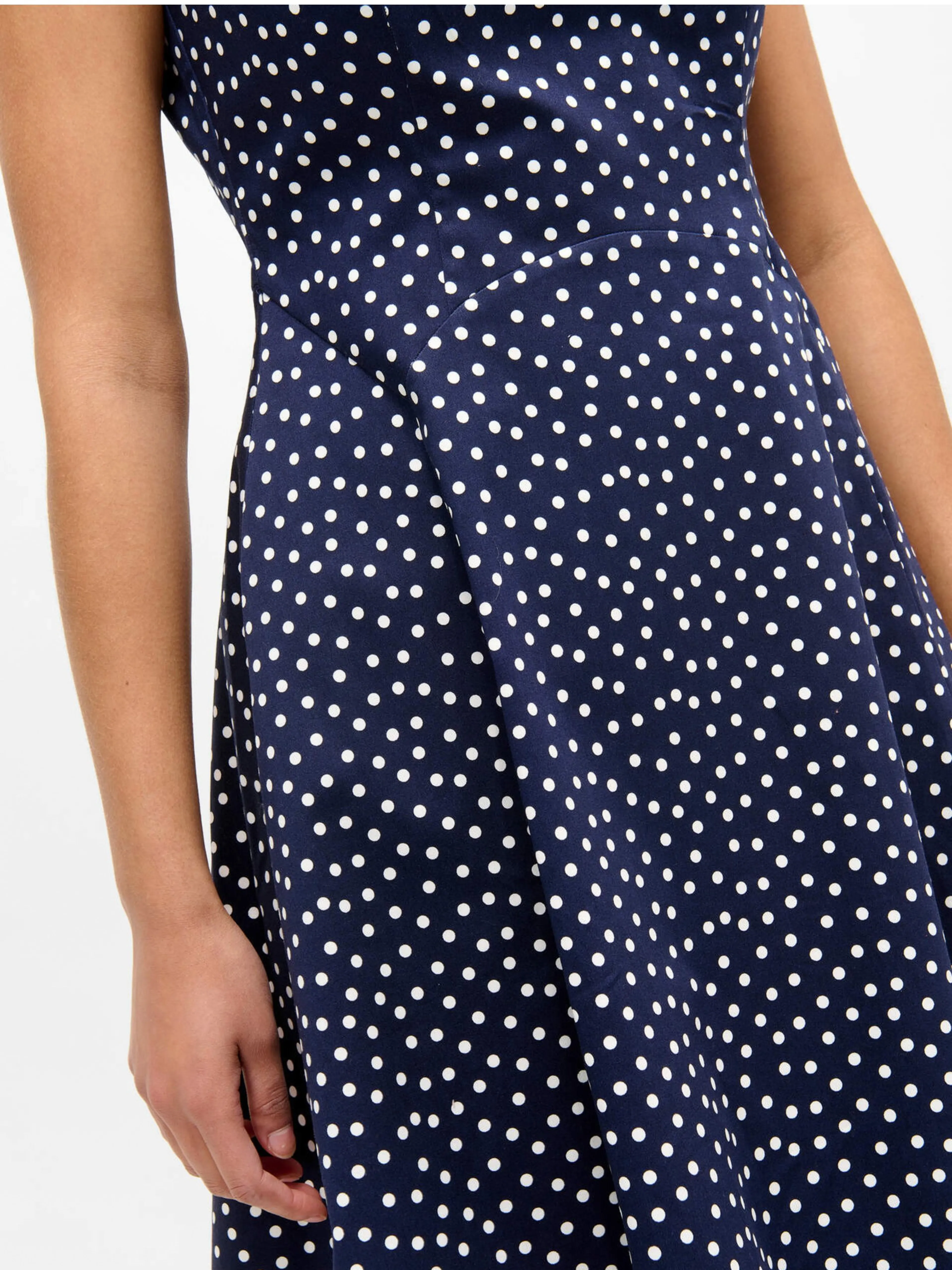 Dunkelblaues gepunktetes Kleid ORSAY