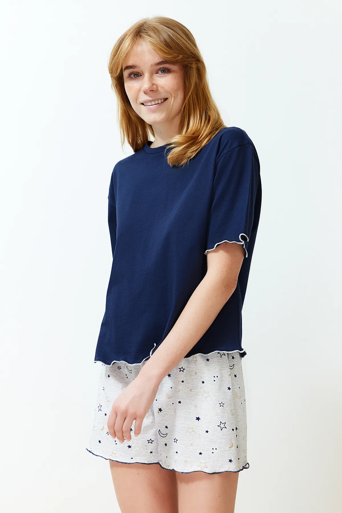 Trendyol Collection  Marineblaues Pyjama-Set aus 100 % Baumwolle mit Galaxie-Muster THMSS24PT00203