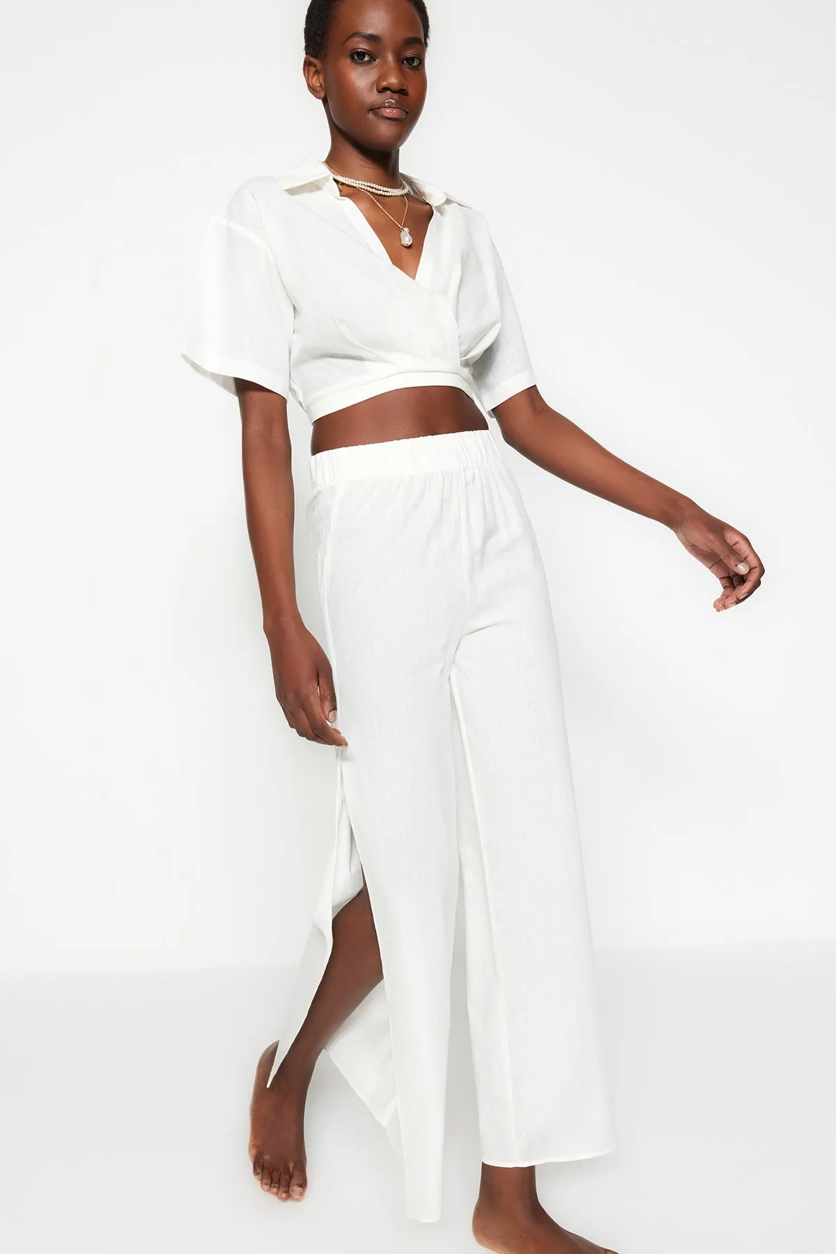 Trendyol Collection  Ecru gewebte Hose mit Schlitz aus 100 % Baumwolle TBESS21PL0493