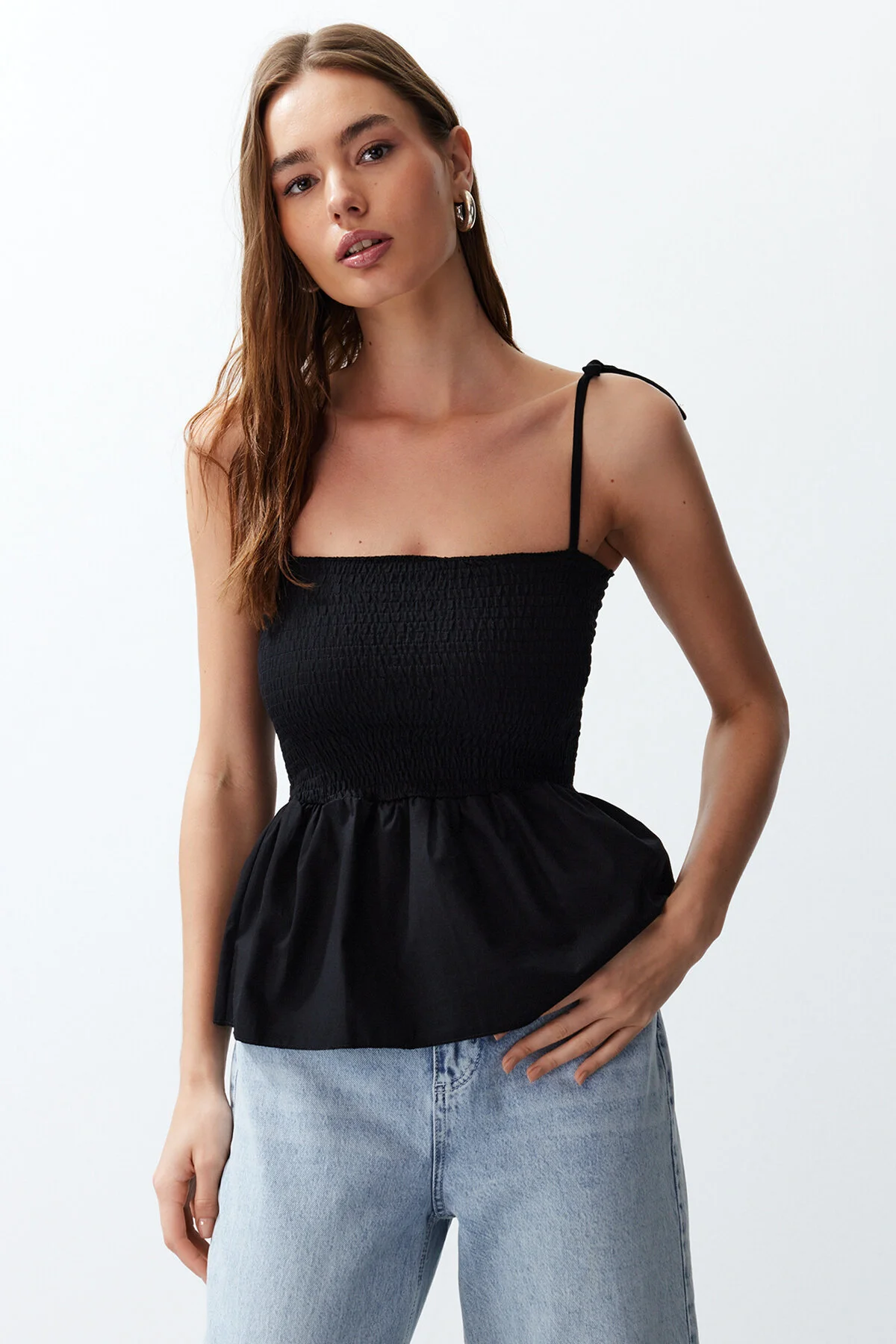Trendyol Collection  Schwarze Baumwollpopeline-Bluse mit detailliertem Riemen und flexiblem Strick TWOSS24BZ00393