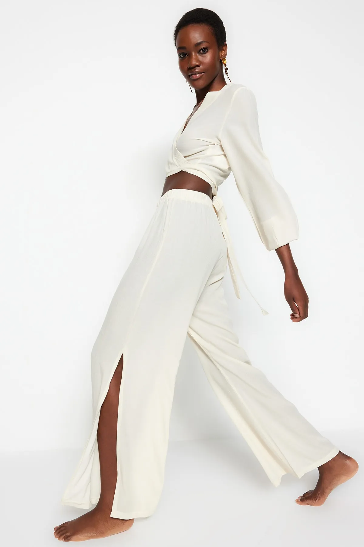 Trendyol Collection  Ecrufarbenes, gewebtes Blusen-Hosen-Set mit Bindeband TBESS23AU00031
