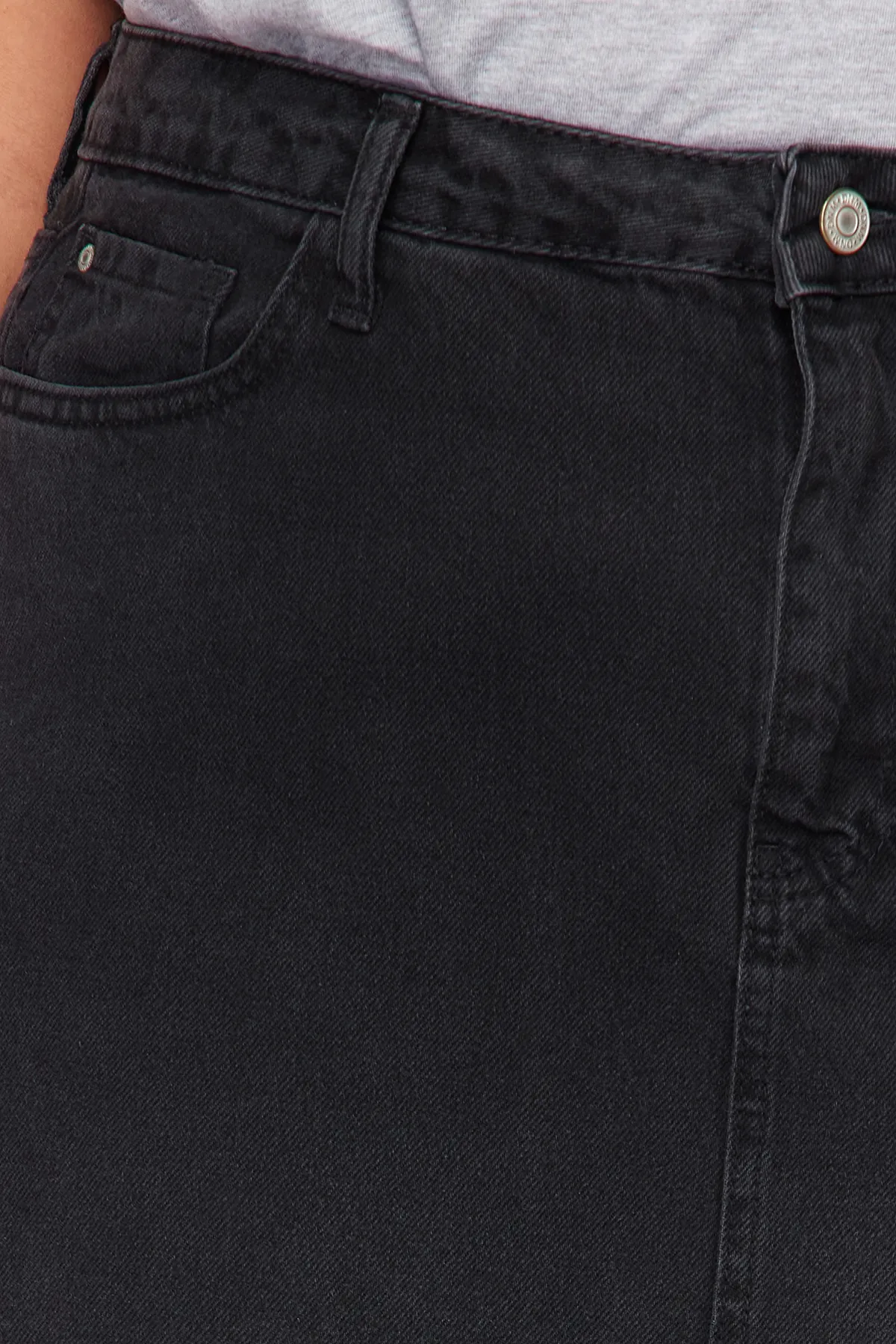 Trendyol Curve  Schwarzer Denim-Rock in großen Größen TBBSS23AZ00054