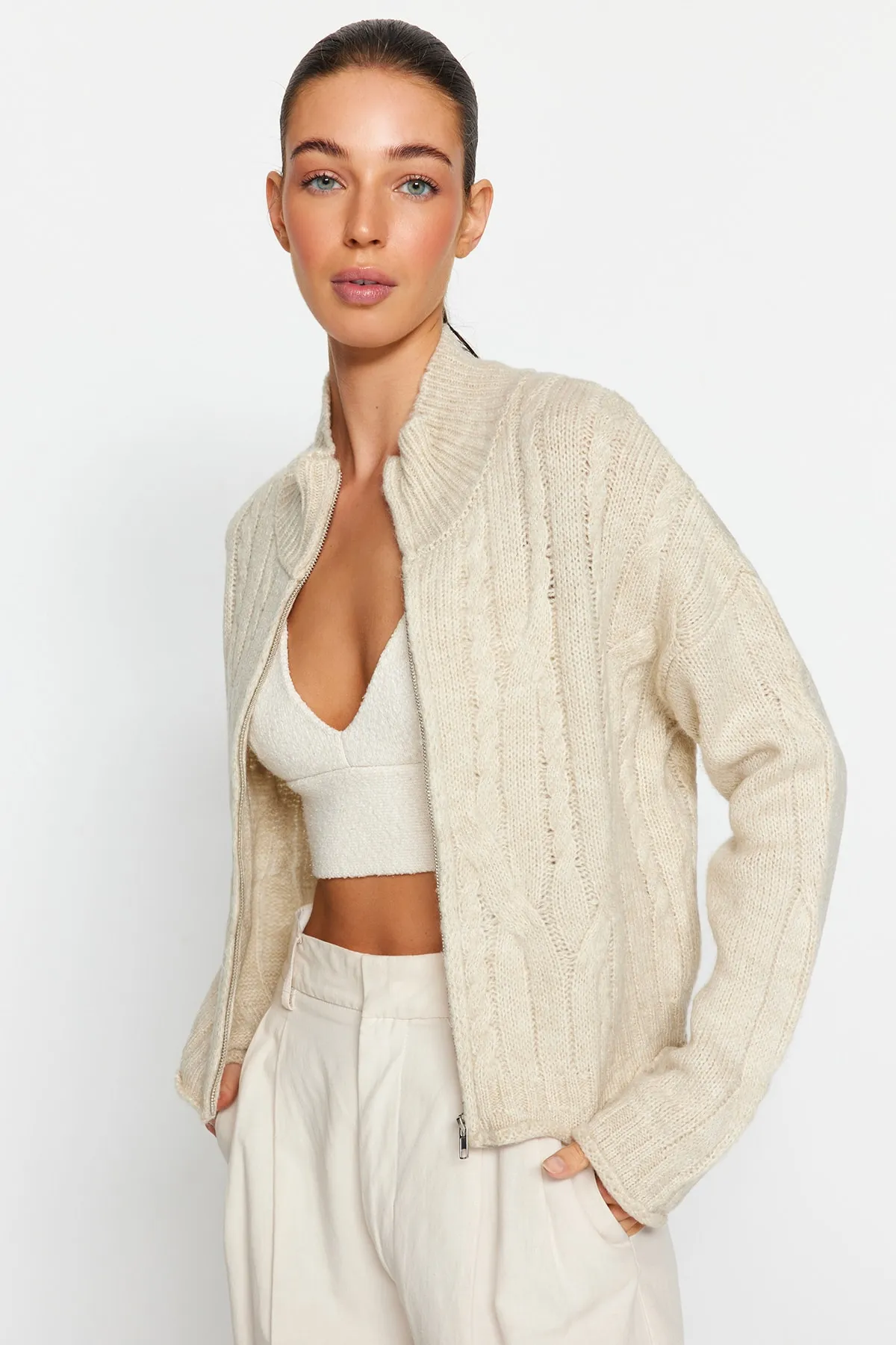 Trendyol Collection  Steinweiche strukturierte Strickjacke mit geflochtenem Reißverschluss aus Haar TWOAW24HI00202