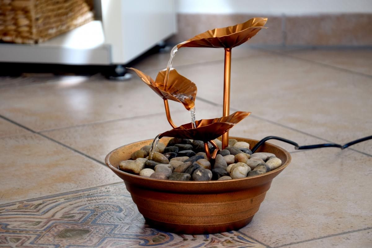 dobar Design-Zimmerbrunnen mit Deko-Steinchen