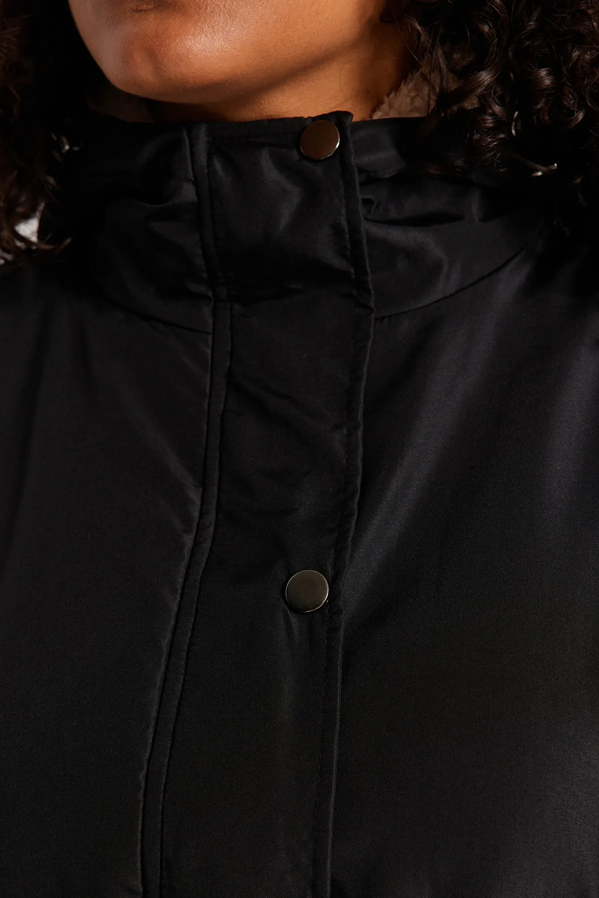 Trendyol Curve  Schwarze Kapuze mit Druckknopf, detaillierte Tasche im Plüschmantel TBBAW23KB00000
