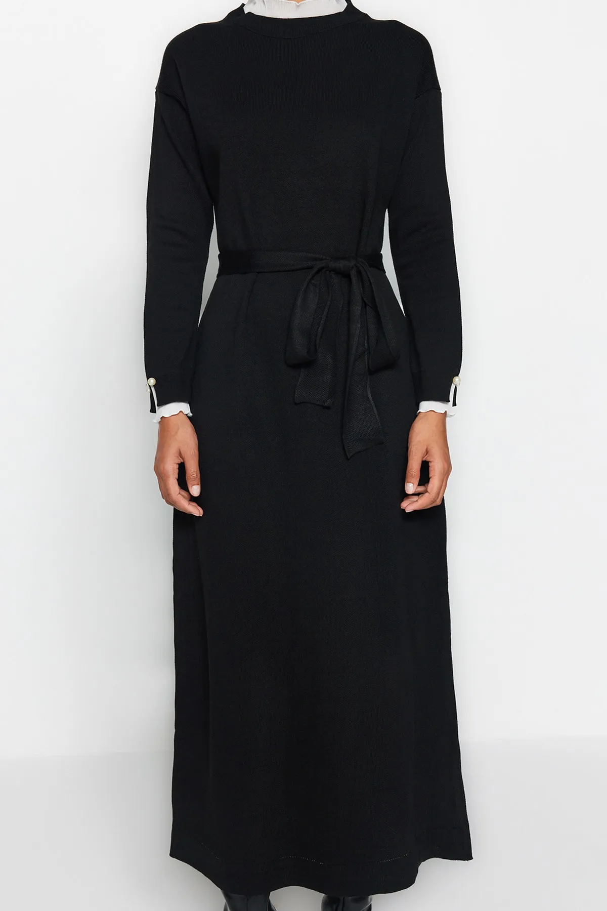 Trendyol Modest  Schwarzes Strickkleid mit Perlendetail TCTAW24EB00001
