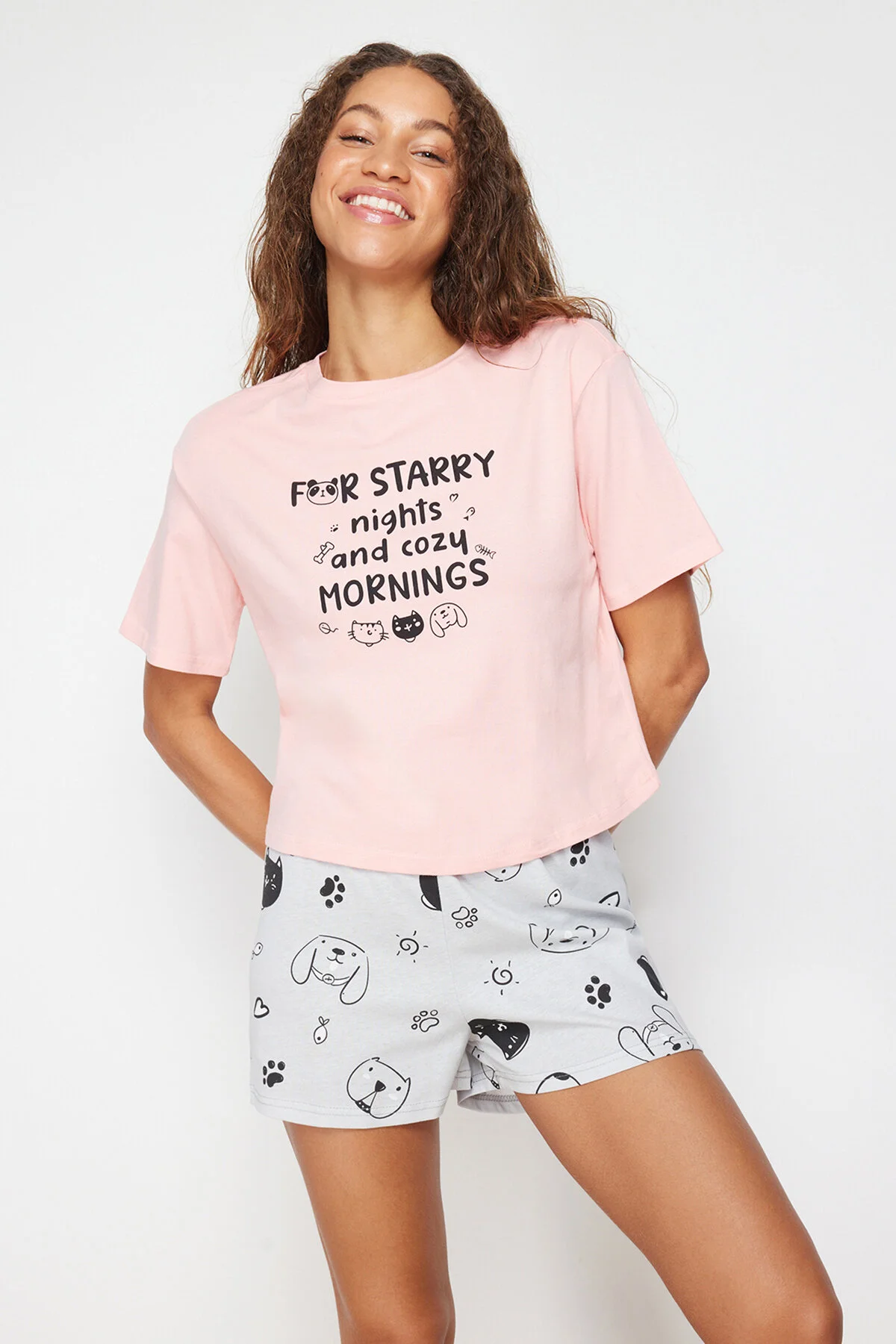 Trendyol Collection  Rosa-graues Strickpyjama-Set aus 100 % Baumwolle mit Slogan-Aufdruck THMSS24PT00020
