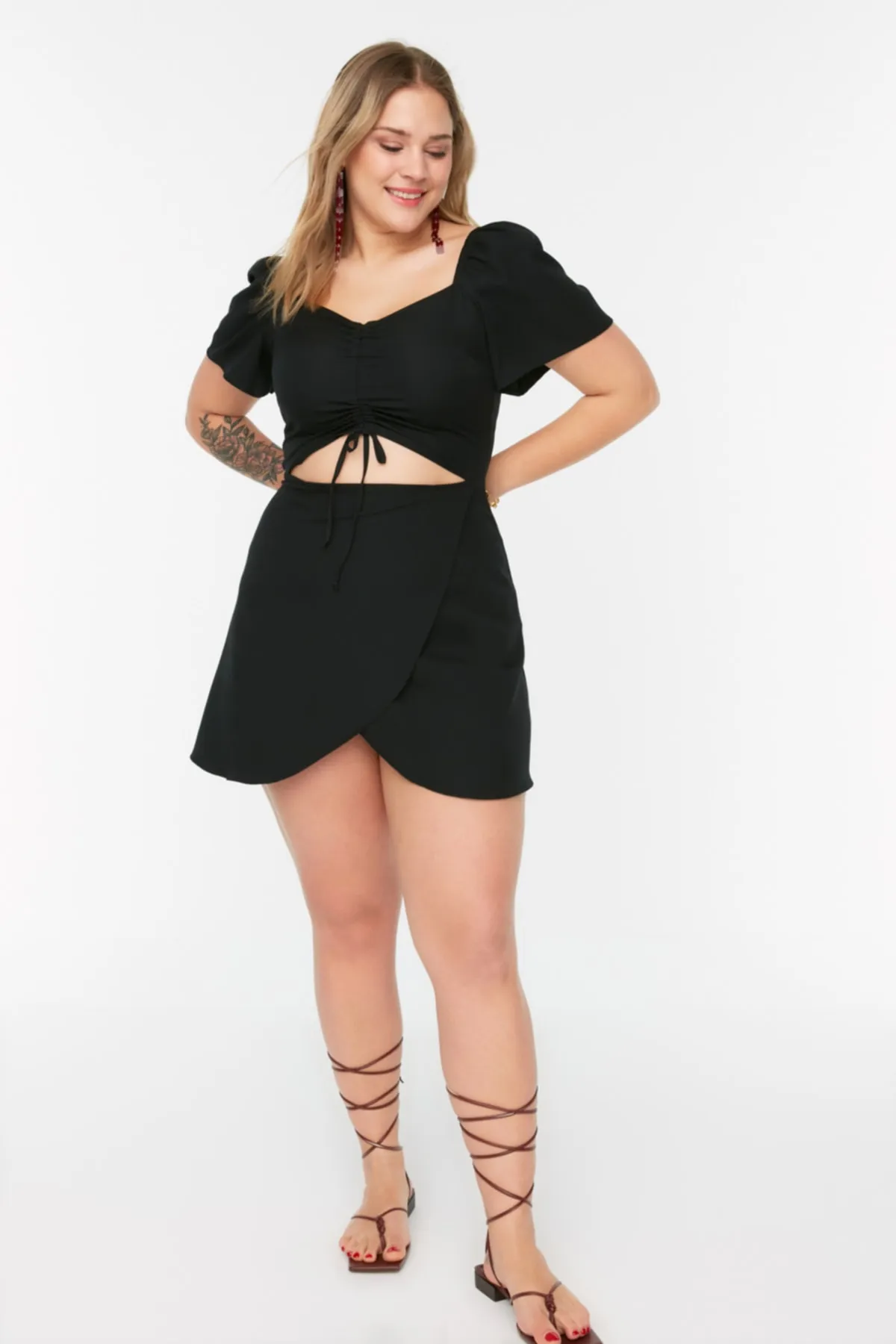Trendyol Curve  Schwarzes, gewebtes Kleid mit Raffungen und Ausschnitten TBSSS22EL00012