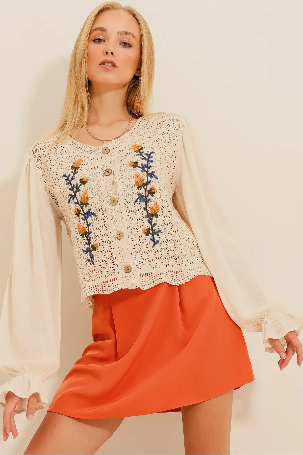 Trend Alaçatı Stili  Damen-Cardigan mit cremefarbenen Ärmeln und bestickten Knöpfen ALC-X11231
