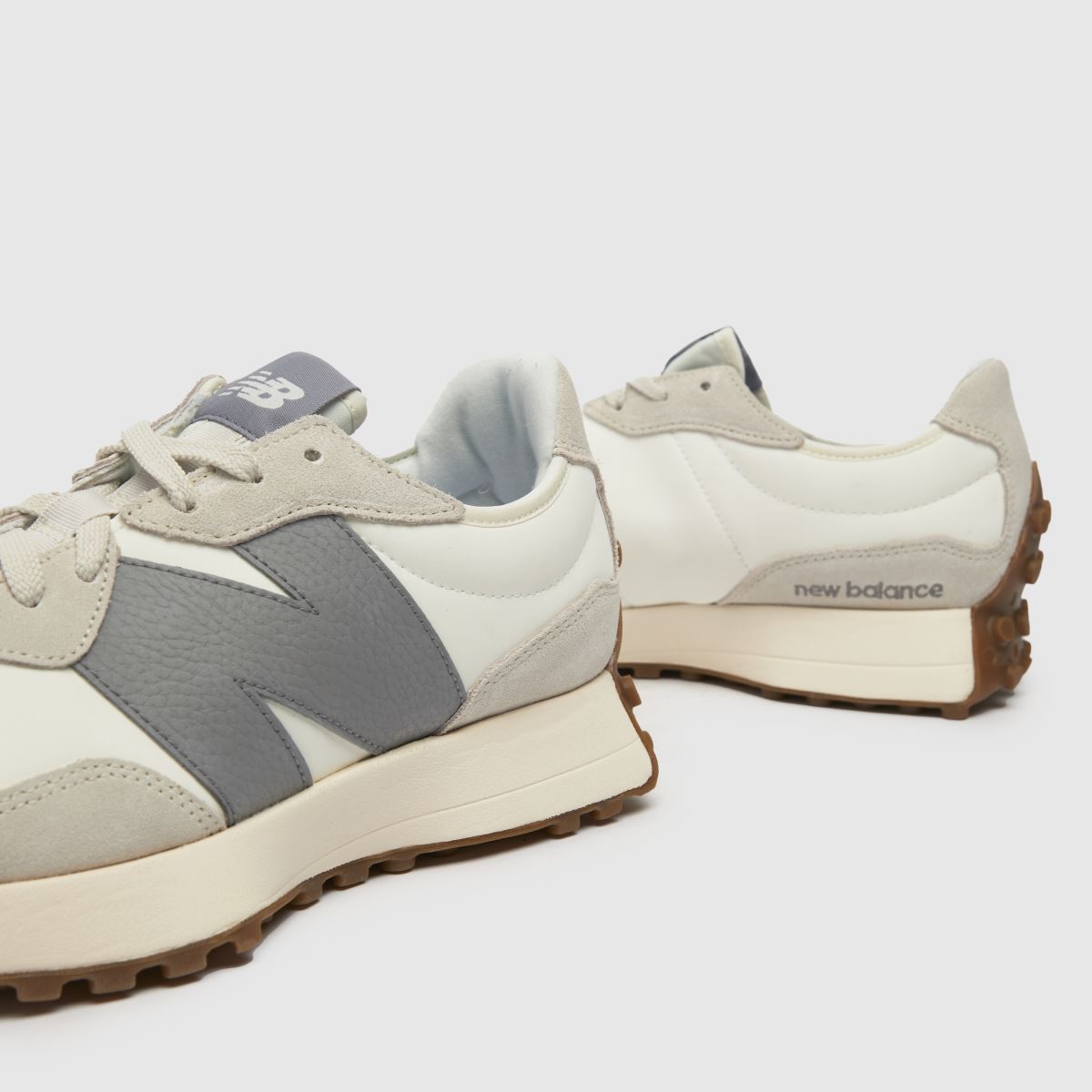 New Balance 327 träningsskor i vitt och grått