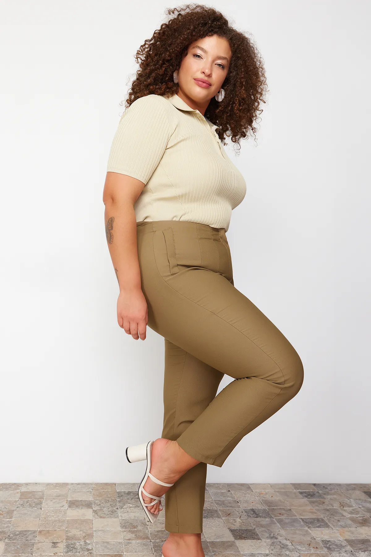 Trendyol Curve  Khakifarbene Zigarettenhose aus Webstoff TBBAW23AR00015