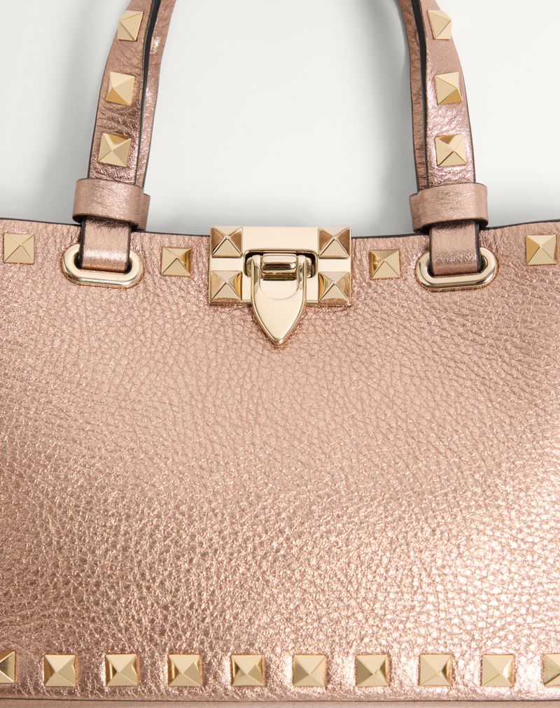 Mini sacola de compras Rockstud em couro de bezerro laminado cor granada