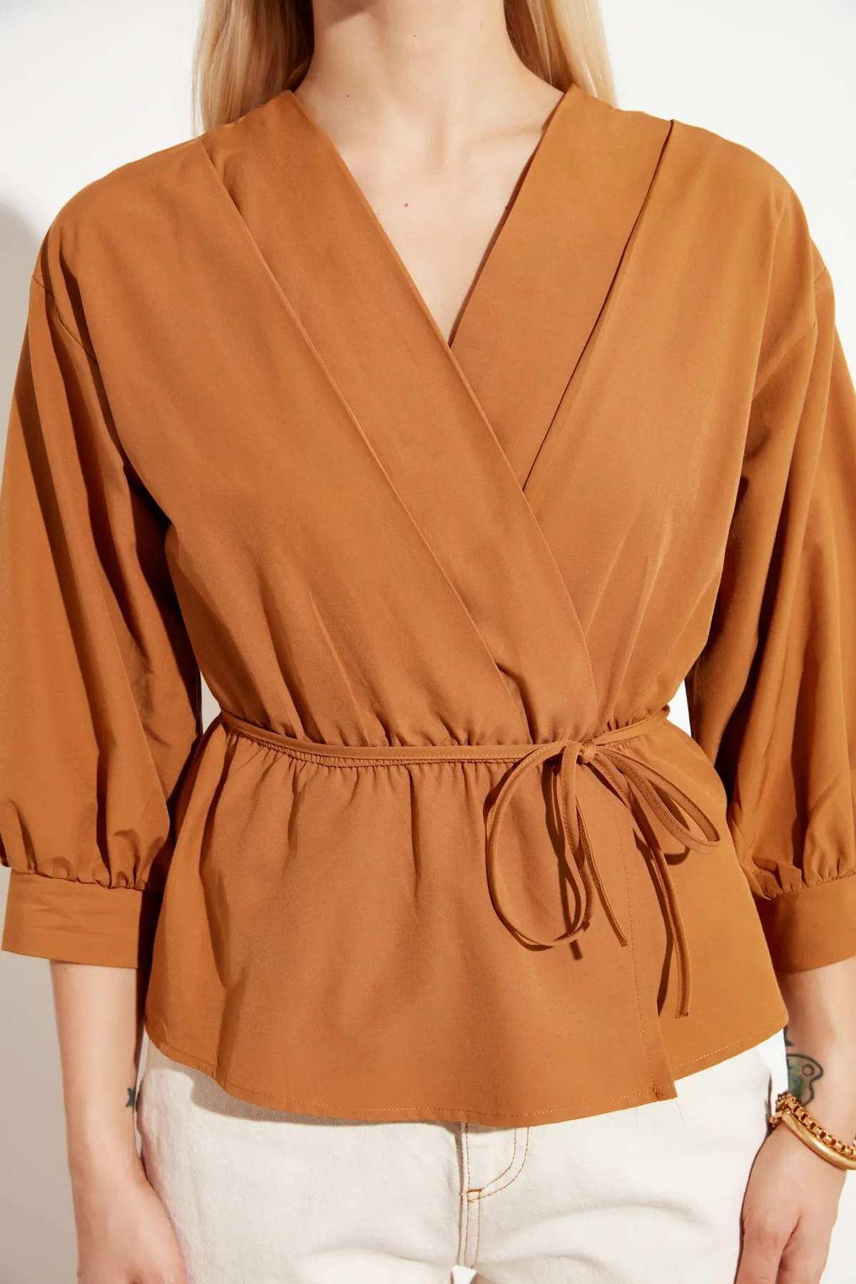 Trendyol Collection  Kamelfarbene, zweireihige, gewebte Bluse mit Bindedetail TWOSS21BZ0287