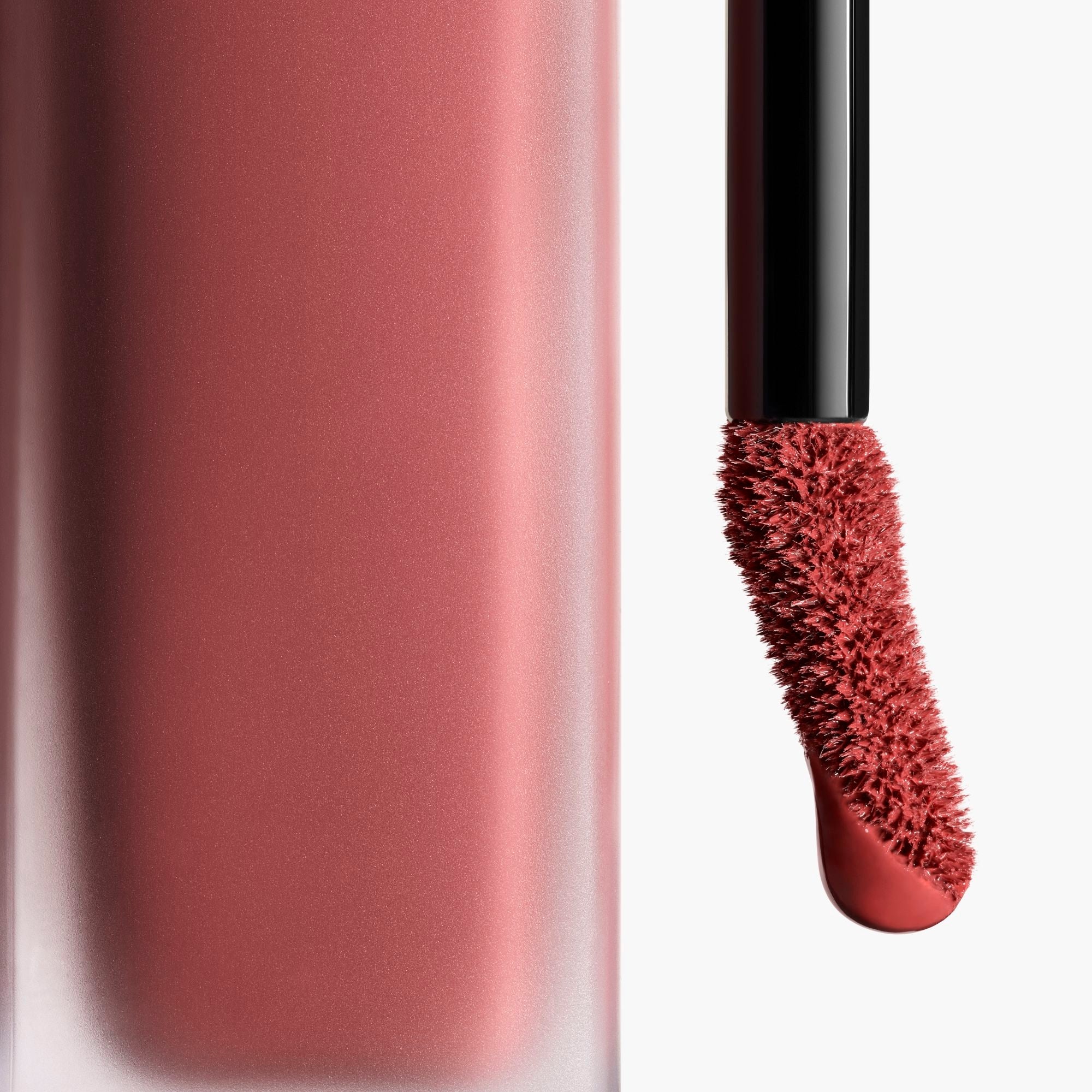 ROUGE ALLURE LIQUID VELVET – ULTRA DLHOTRVAJÚCI, INTENZÍVNY MATNÝ FLUIDNÝ RÚŽ