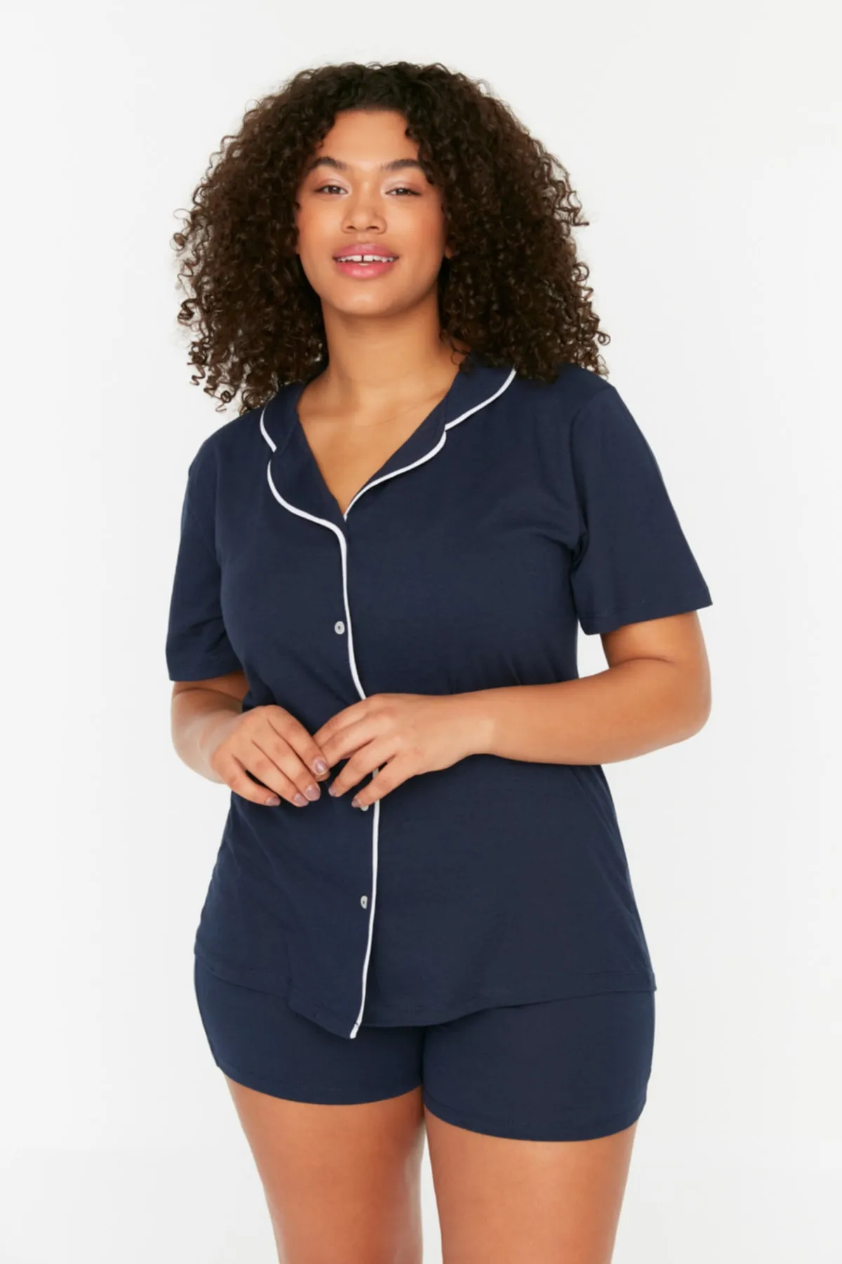 Trendyol Curve  Marineblaues Pyjama-Set mit gestrickter Paspelierung TBBSS22PT0220