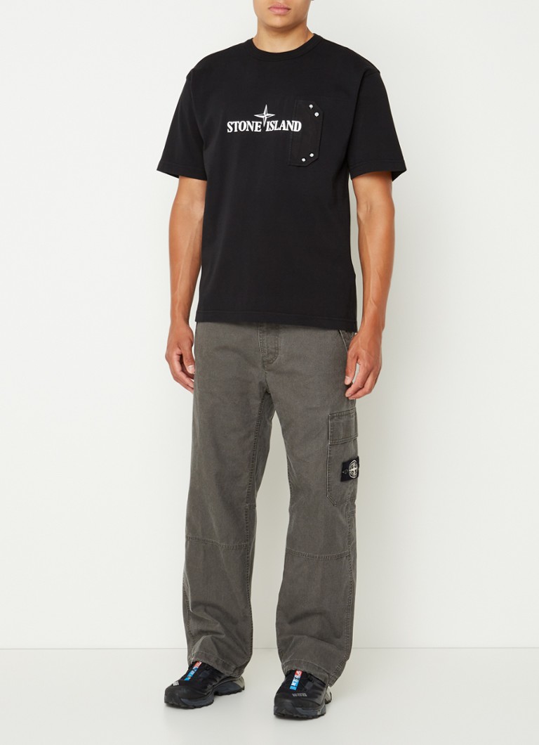 Tricou Stone Island 21079 cu logo imprimat și buzunar la piept.