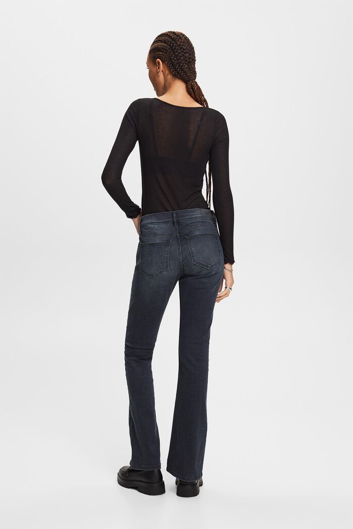 Bootcut-Jeans mit mittelhohem Bund