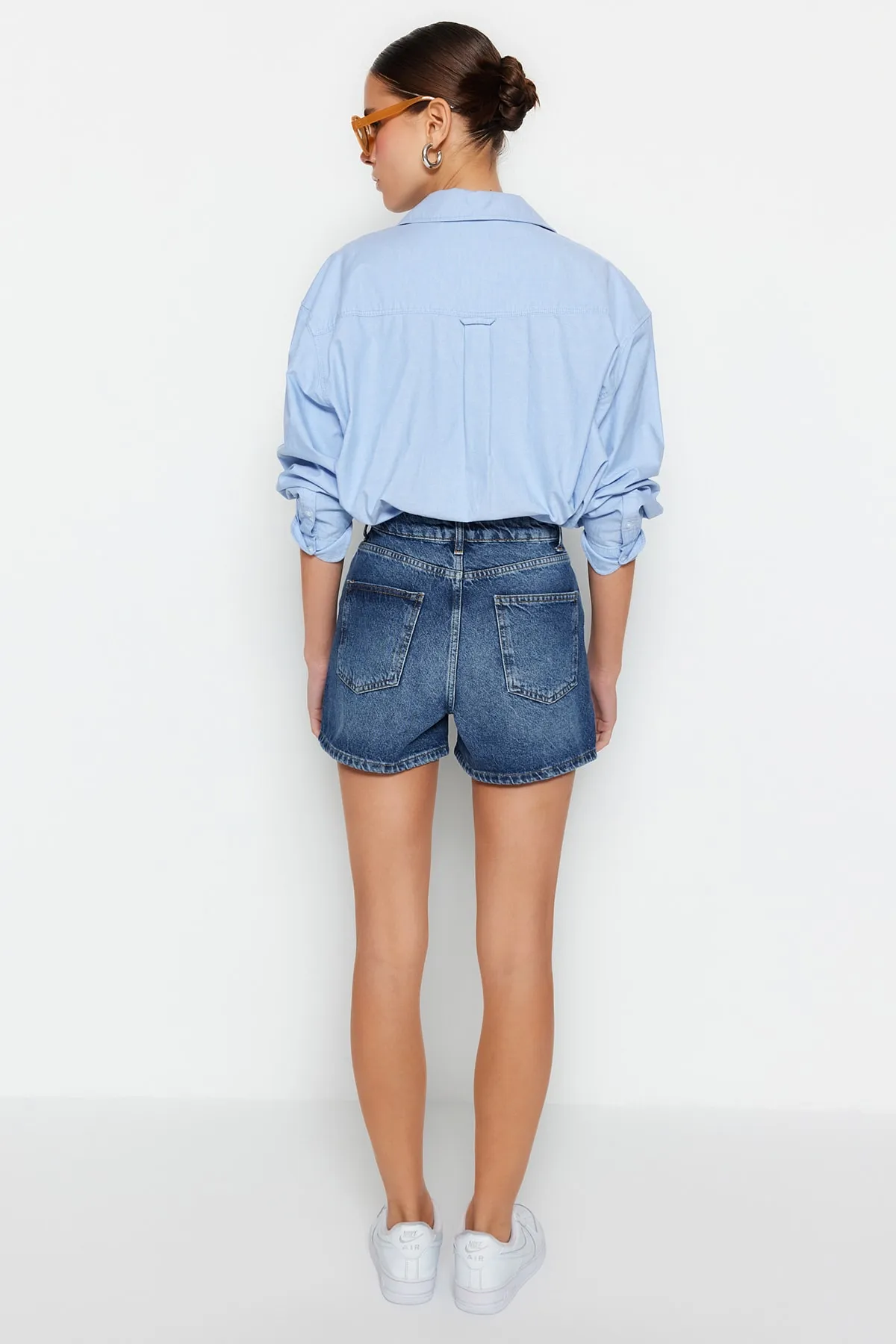 Trendyol Collection  Dunkelblaue Jeansshorts TWOSS23SR00199