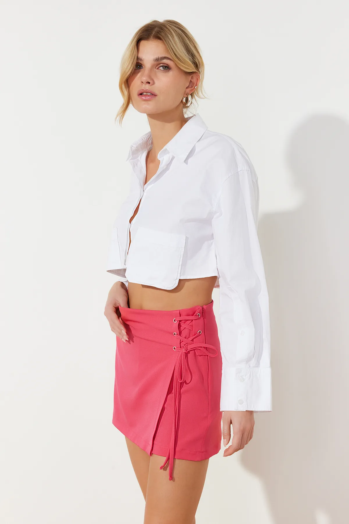 Trendyol Collection  Fuchsiafarbener, gewebter Shortsrock mit Krawatte und Ösendetails TWOAW21SR0038