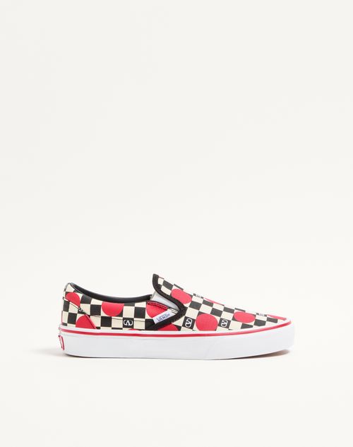 Tênis Slip-On Valentino Garavani e Vans em tecido com estampa xadrez VLogo e detalhes em poá