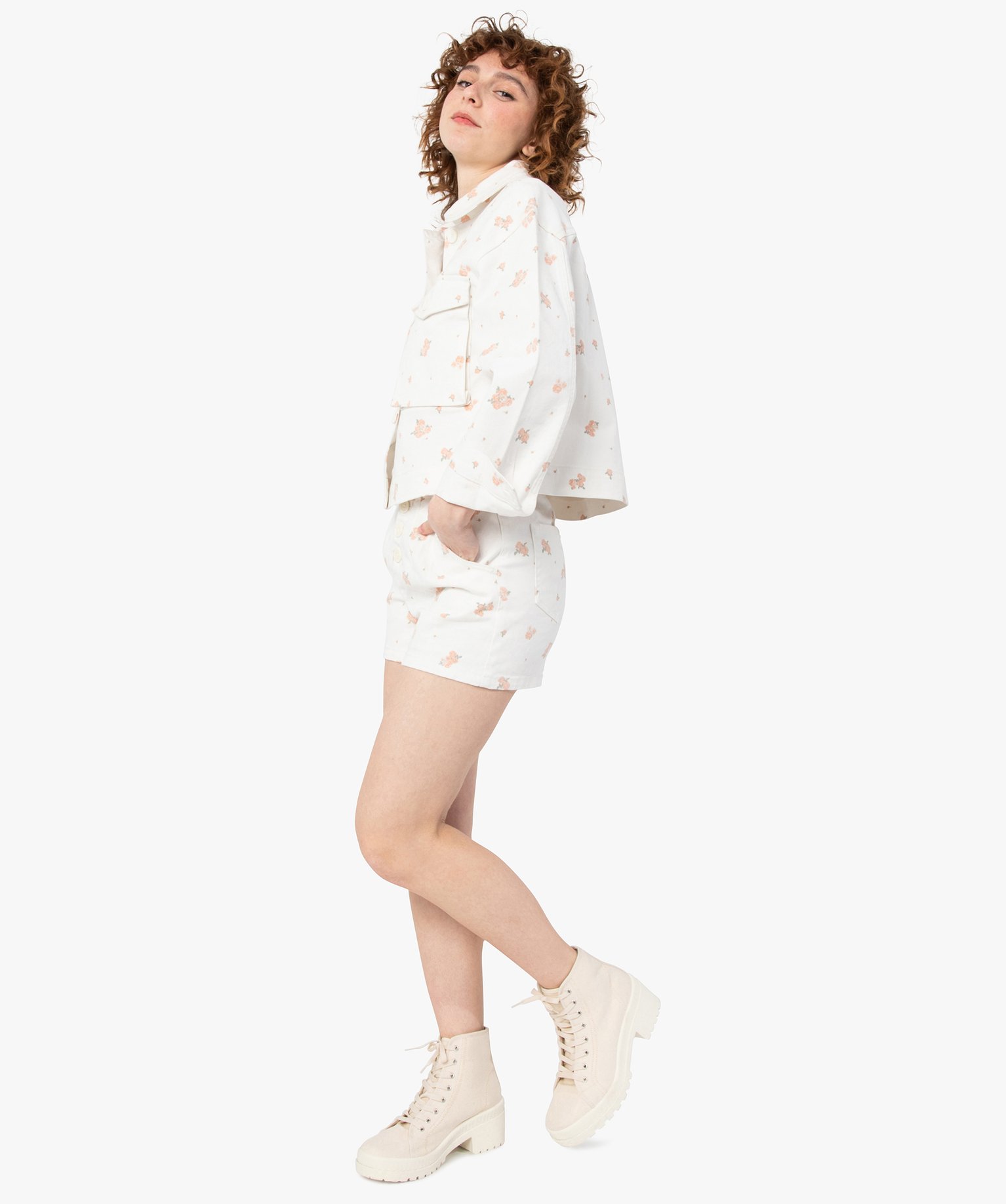 Veste femme en jean courte à motifs fleuris blanc | GEMO