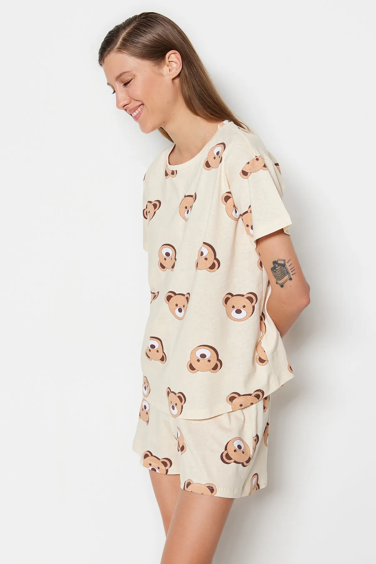 Trendyol Collection  Ecru gestricktes Pyjama-Set aus 100 % Baumwolle mit Teddybär-Muster und T-Shirt-Shorts THMSS23PT00005