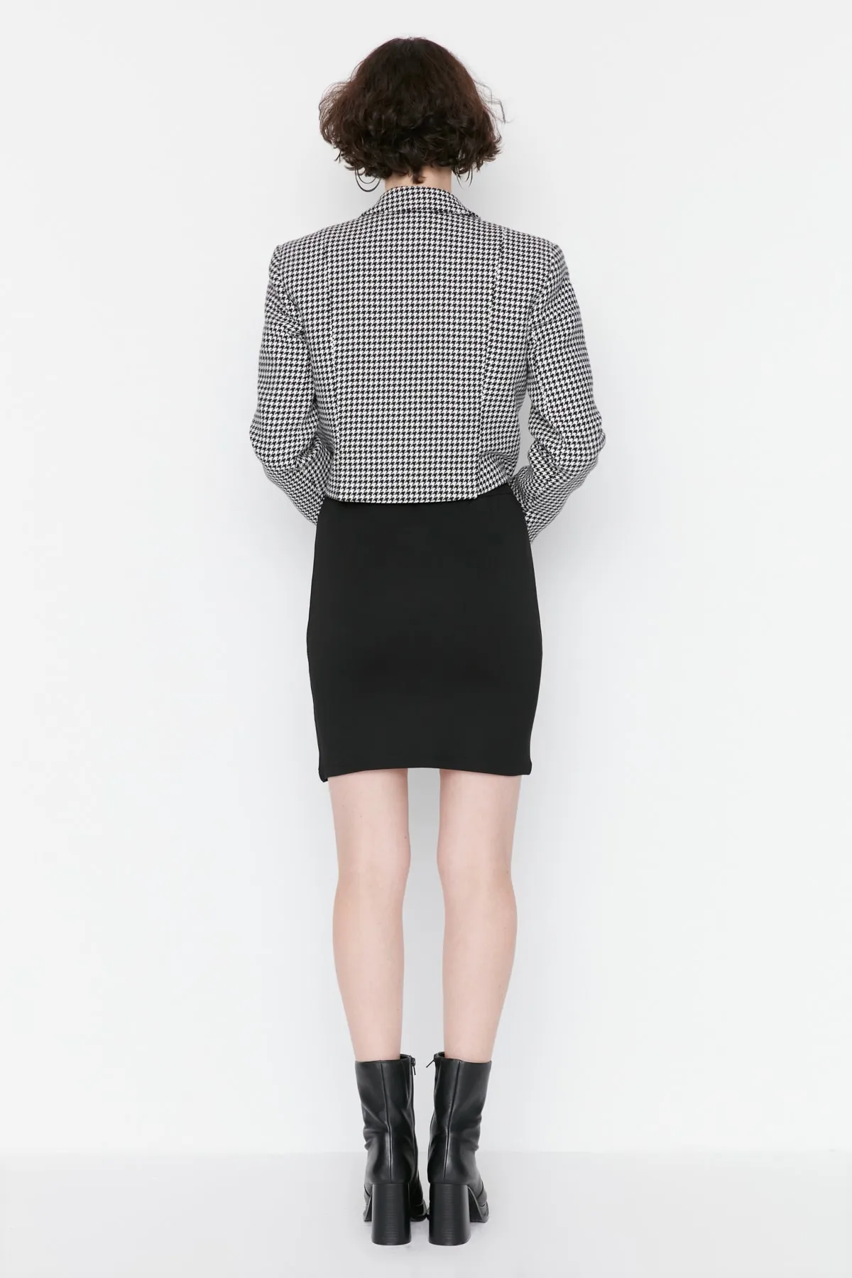 Trendyol Collection  Schwarzer Minirock mit normaler Taille und Schlitzdetail, dehnbar, aus Strick TWOAW21ET0660