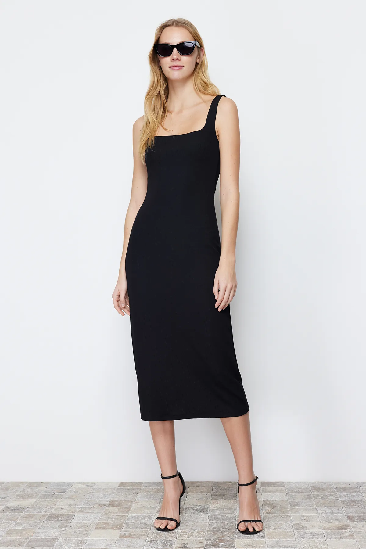 Trendyol Collection  Schwarzes, tailliertes, flexibles Midi-Bleistiftkleid aus Strick mit quadratischem Ausschnitt und Trägern TWOSS24EL00181