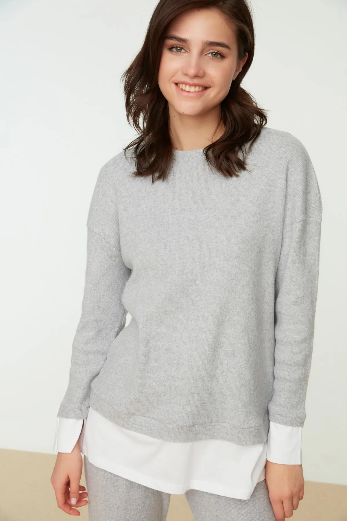 Trendyol Modest  Graues T-Shirt-Set mit abnehmbarer Tunika und Hose aus Strick TCTAW22US0035