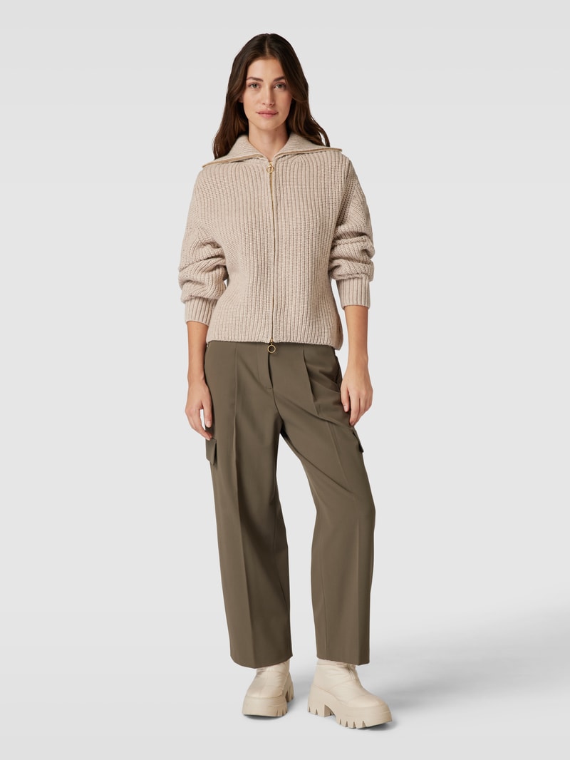 Strickjacke mit Rollkragen in sand