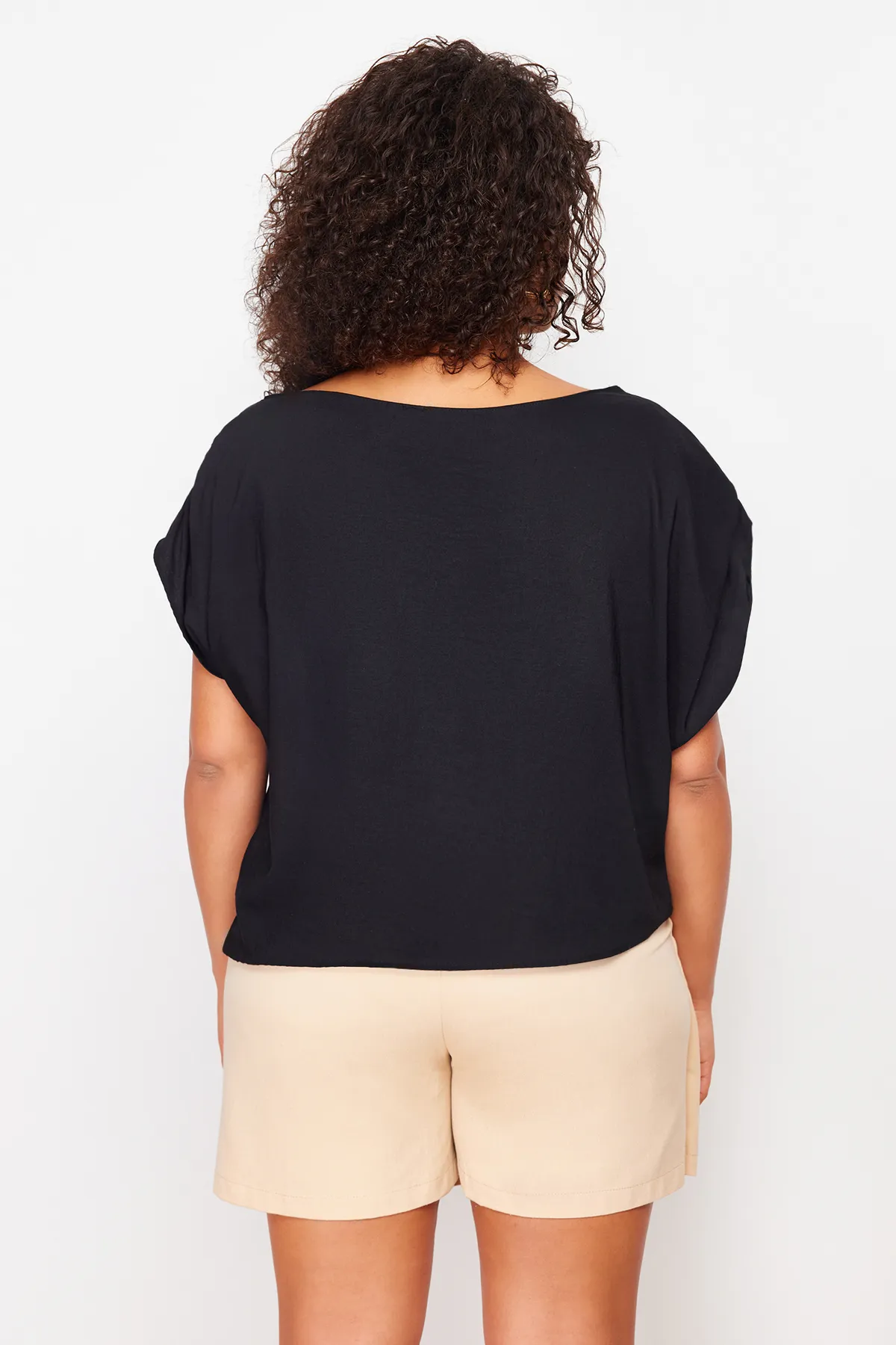 Trendyol Curve  Schwarze gewebte Bluse mit U-Boot-Ausschnitt TBBSS24AF00038