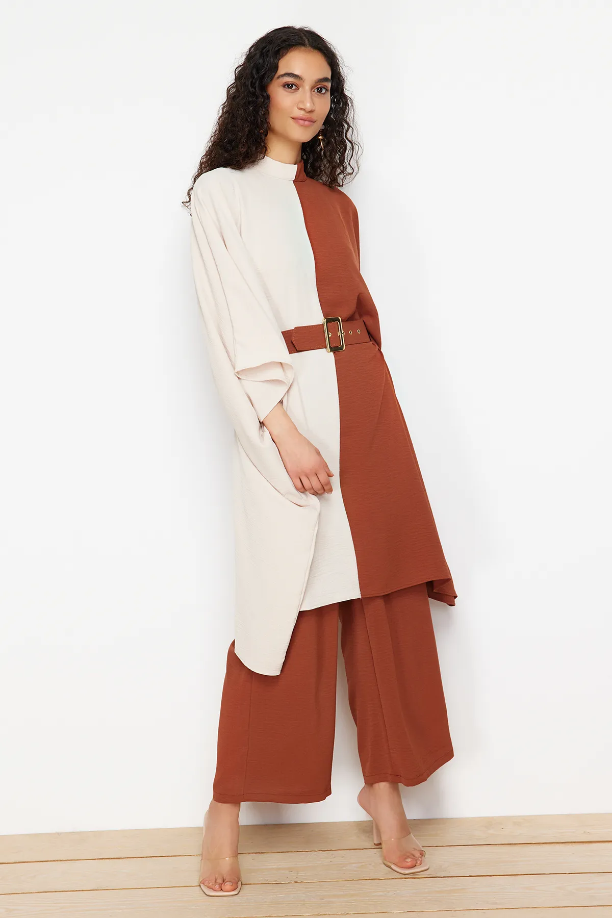 Trendyol Modest  Zimtfarbener, gewebter Tunika-Hosenanzug mit Taillengürtel und Blockfarben TCTSS23US00046