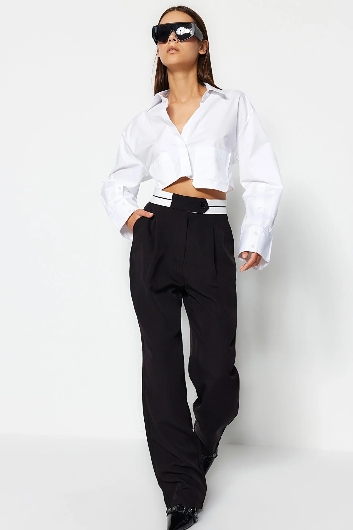 Trendyol Collection  Schwarze Hose mit weitem Bein und gewebtem Taillendetail TWOAW24PL00037