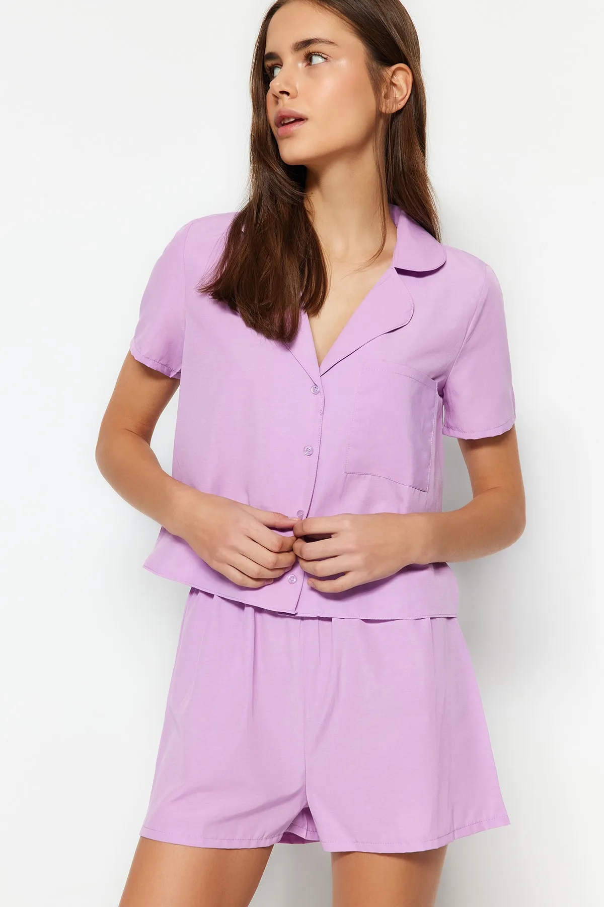 Trendyol Collection  Fliederfarbenes, gewebtes Pyjama-Set mit Hemd und Shorts aus Frottee-Baumwolle THMSS23PT00132