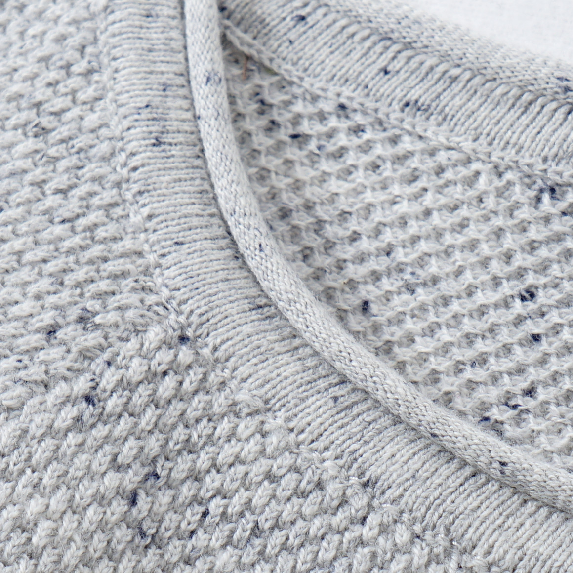 Jungen Strickpullover mit Raglanärmeln