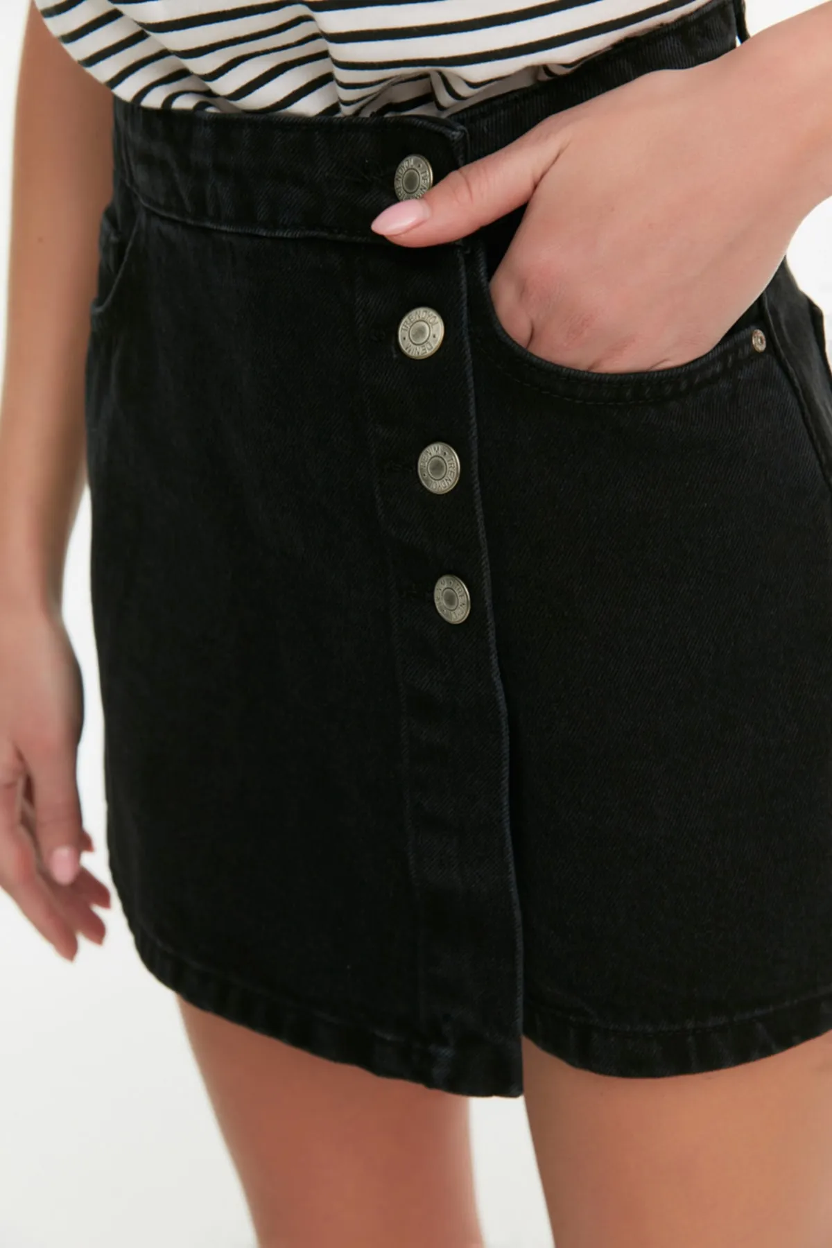 Trendyol Collection  Schwarzer Denim-Shortsrock mit hoher Taille und Knöpfen und Details TWOSS22SR0448