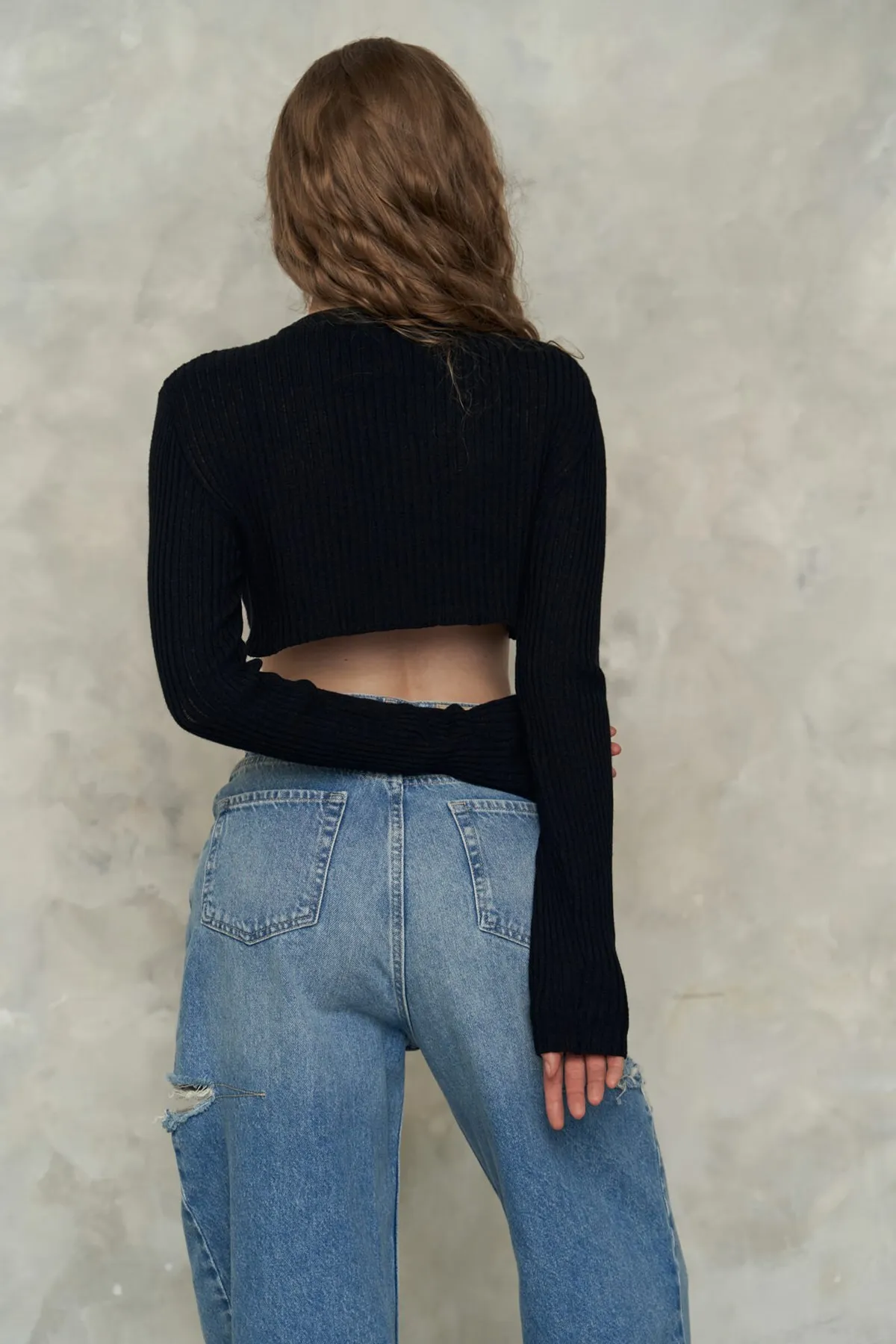 MAİ COLLECTİON  Schwarzes Strick-Crop mit weicher Textur von Liana