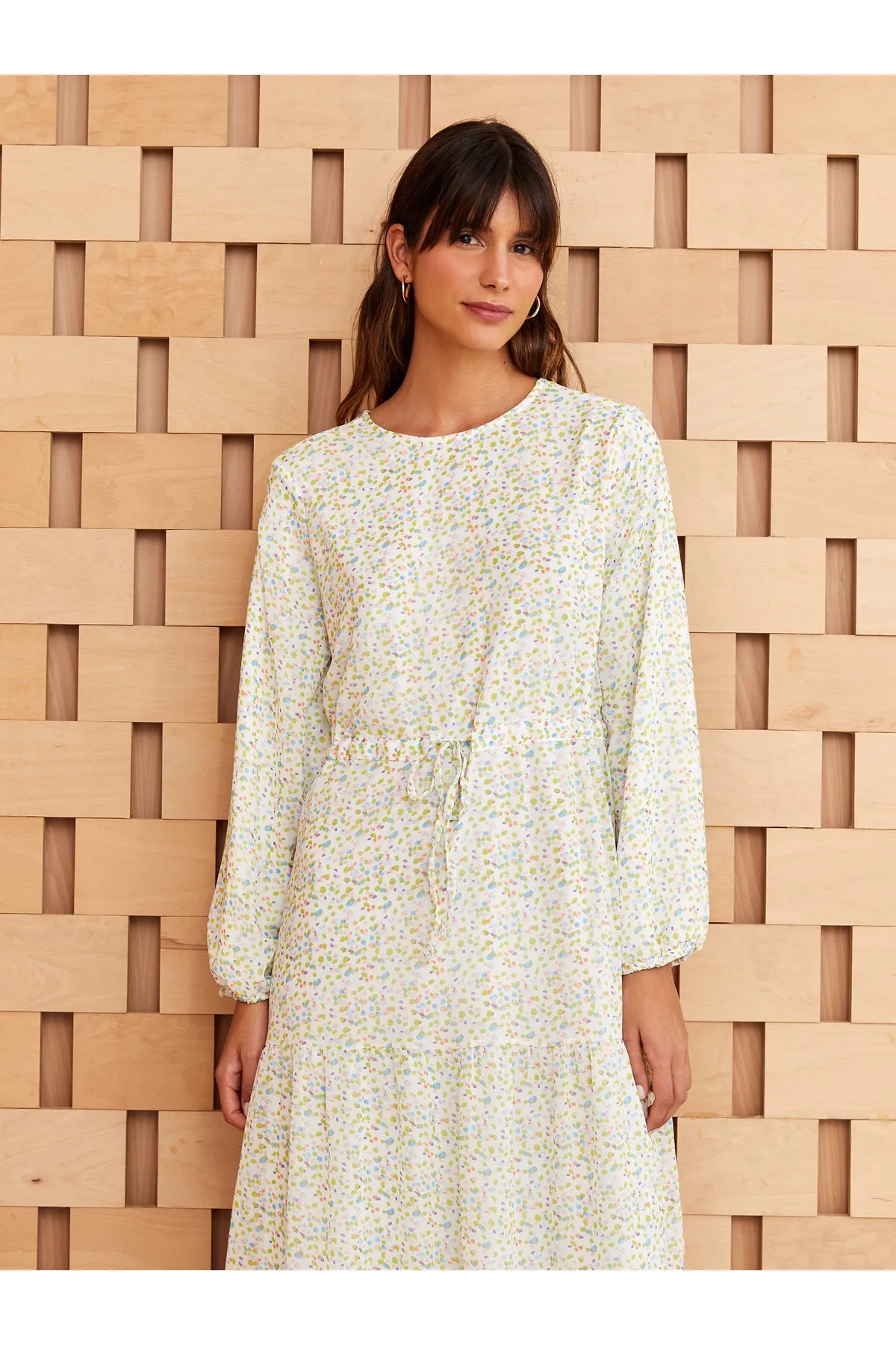 LC Waikiki  Gemustertes Chiffon-Damenkleid mit langen Ärmeln und Rundhalsausschnitt