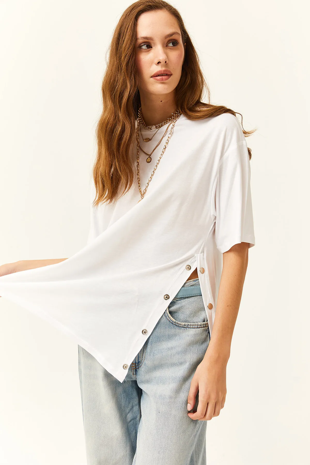 Olalook  Weißes Damen-T-Shirt aus Baumwolle mit goldenen Knöpfen an den Seiten TSH-19000762
