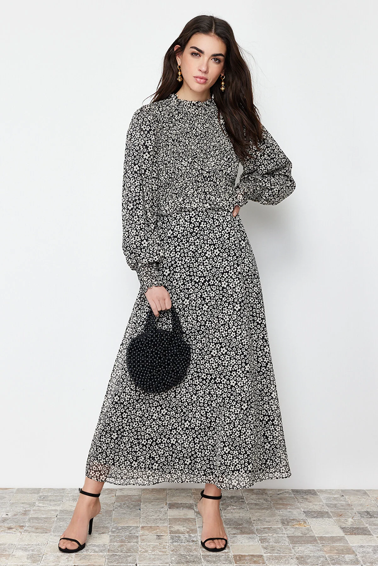 Trendyol Modest  Schwarzes, gefüttertes, florales, gewebtes Kleid mit Rüschen an der Taille TCTSS24EB00068