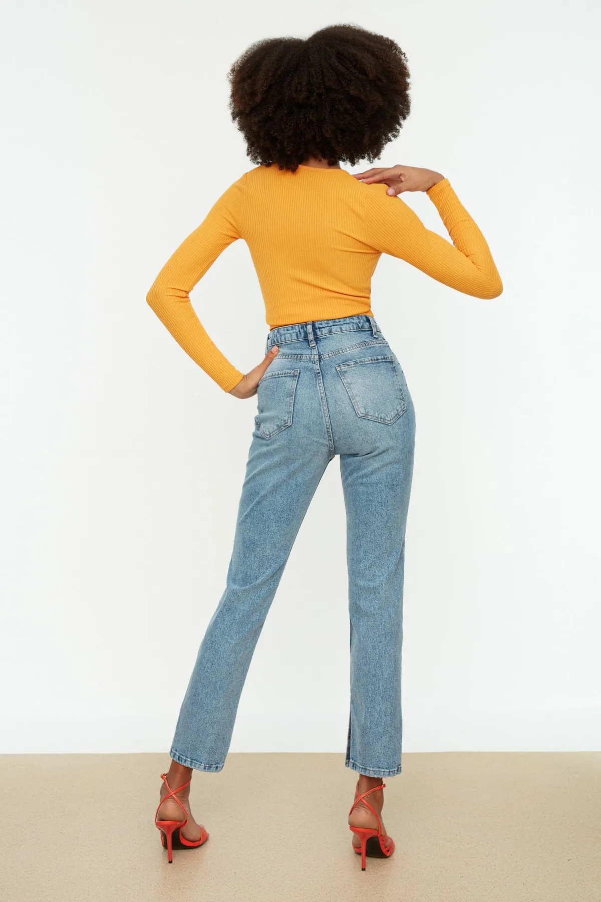 Trendyol Collection  Blaue Jeans mit Schlitz und hoher Taille, gerader Schnitt, TWOSS22JE0430