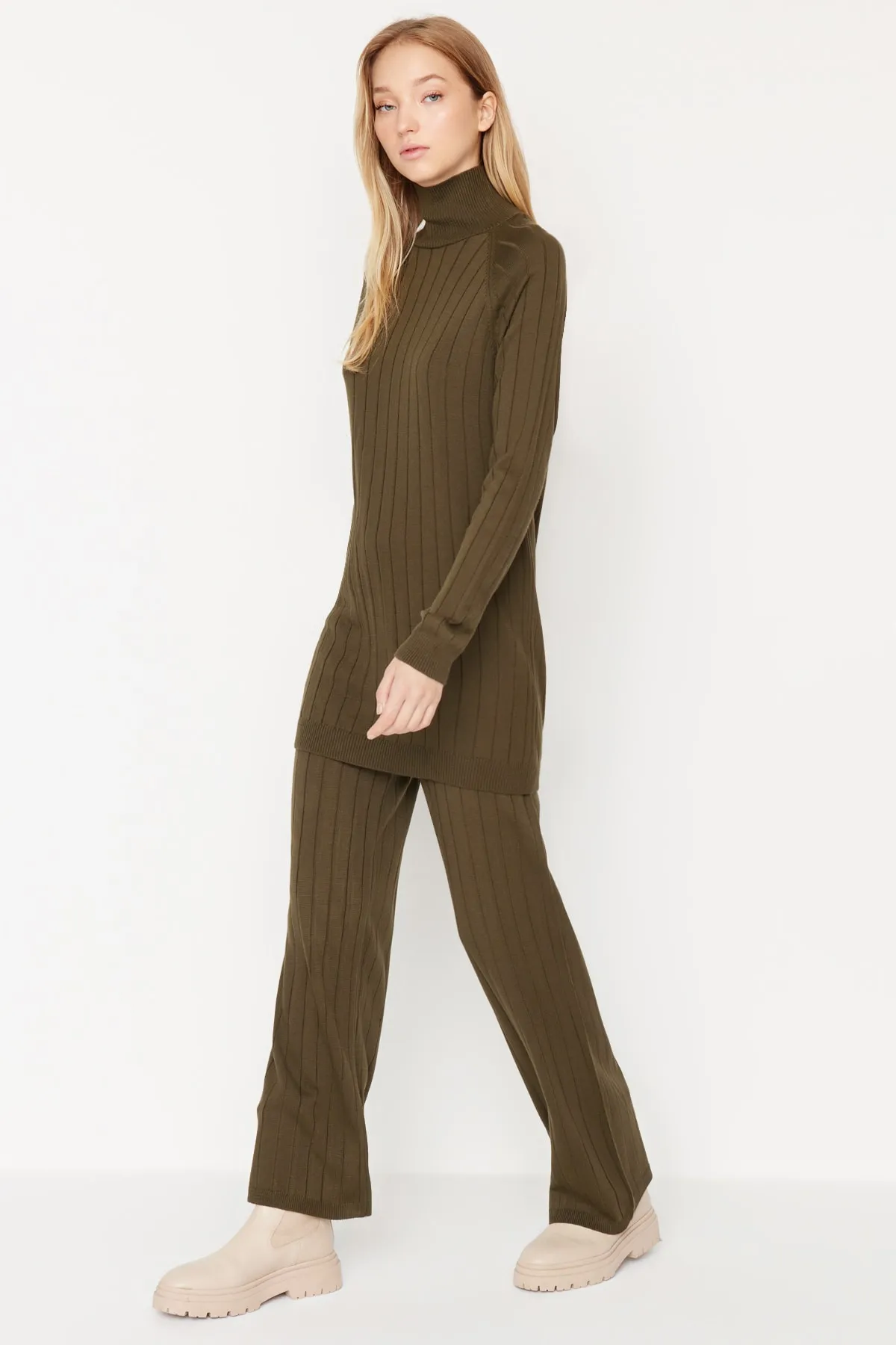 Trendyol Modest  Braunes Strickset aus geripptem Rollkragenpullover und Hose TCTAW23US00002