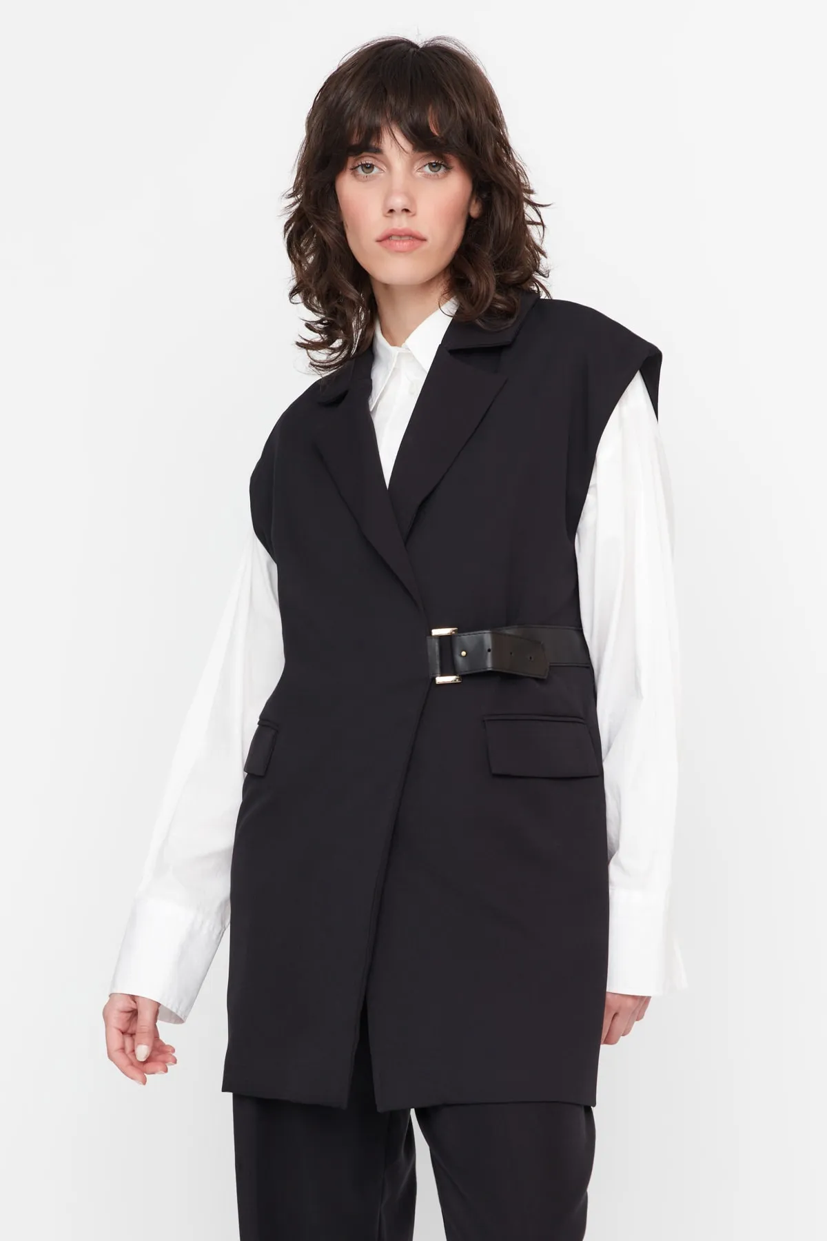 Trendyol Modest  Schwarze gewebte Weste mit halbem Gürtelverschluss und Taillenbund TCTAW23YL00006