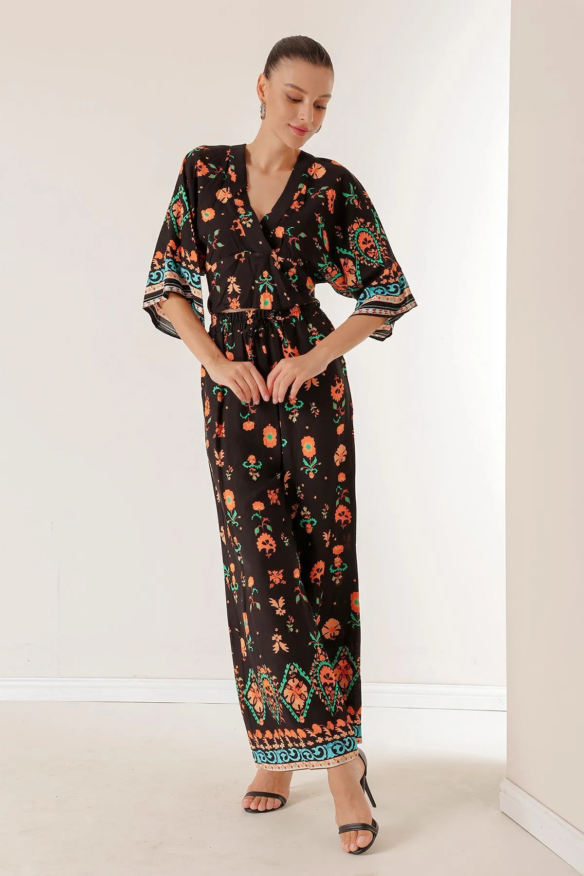 By Saygı  2-teiliges Set mit Palazzo-Hose mit elastischer Taille und Taschen vorne und hinten, bauchfreiem Nelkenmuster und V-Ausschnitt