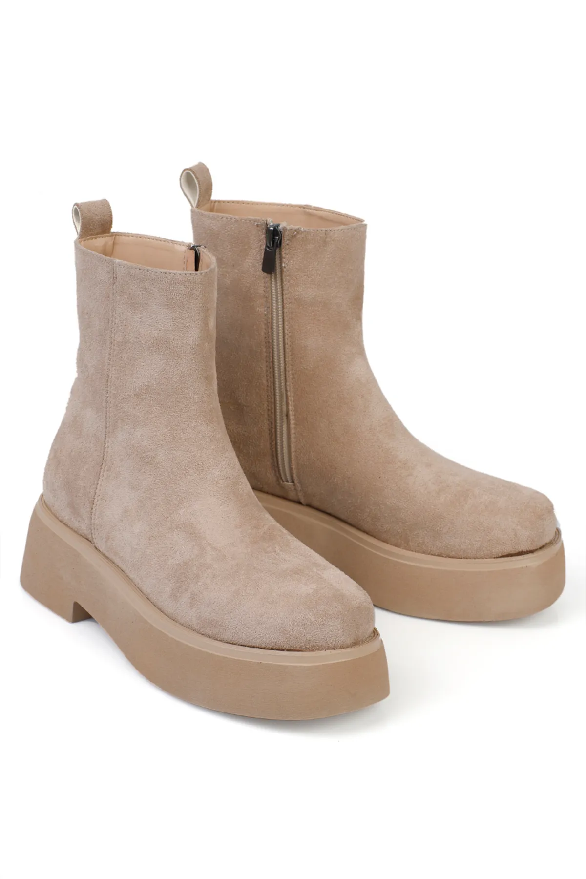 Capone Outfitters  Damenstiefel mit runder Spitze, seitlichem Reißverschluss und Trak-Sohle