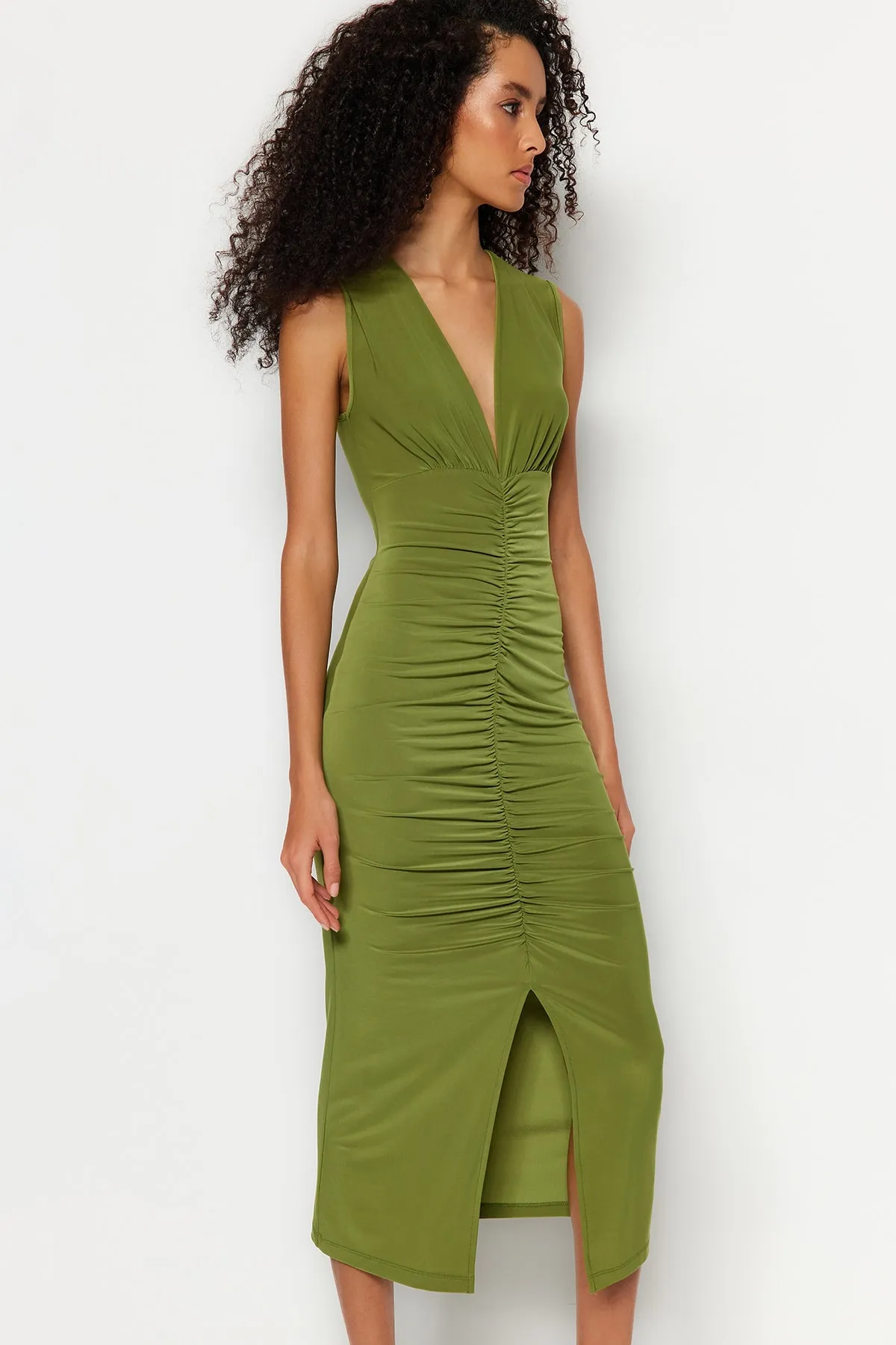 Trendyol Collection  Grünes tailliertes/figurbetontes Midi-Bleistiftkleid aus flexiblem Strick mit Raffung TWOSS23EL00751