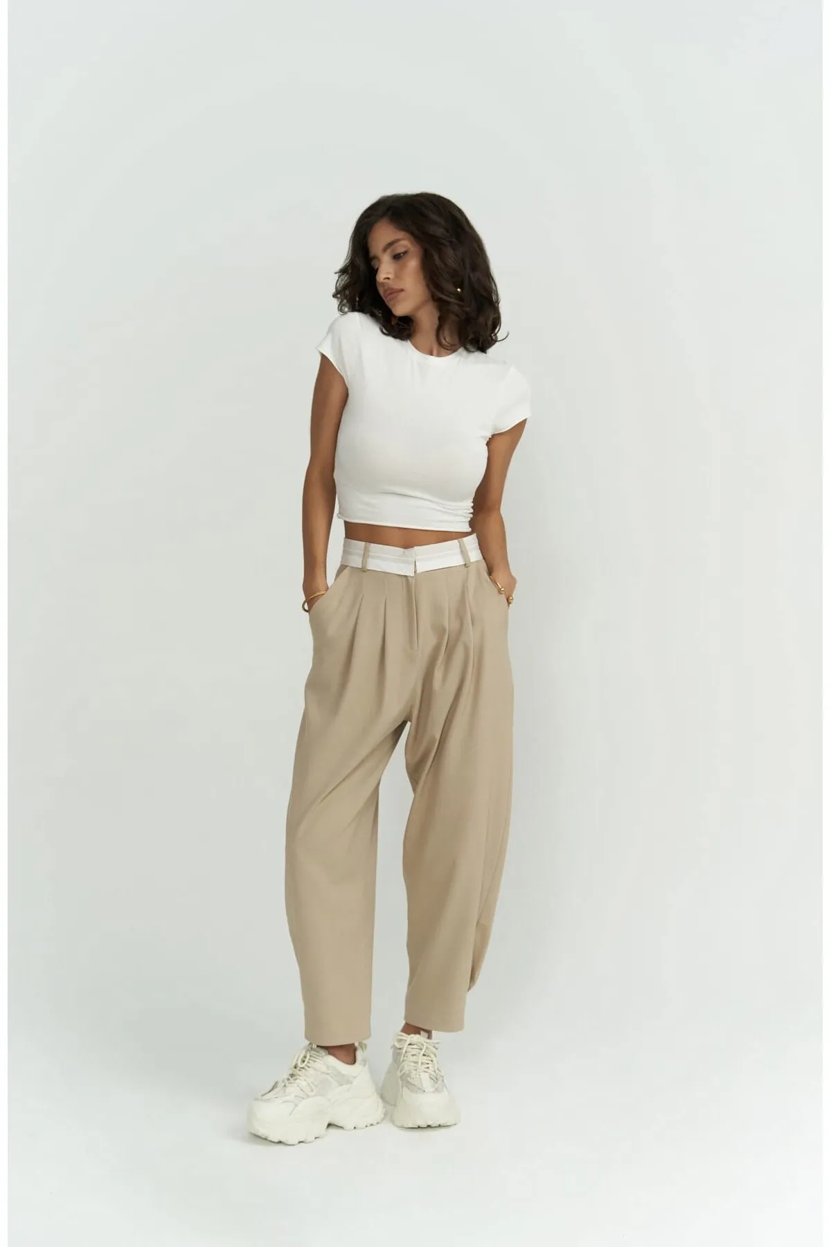 MAİ COLLECTİON  Patrice – Hose mit umgekehrtem Gürtel in Beige
