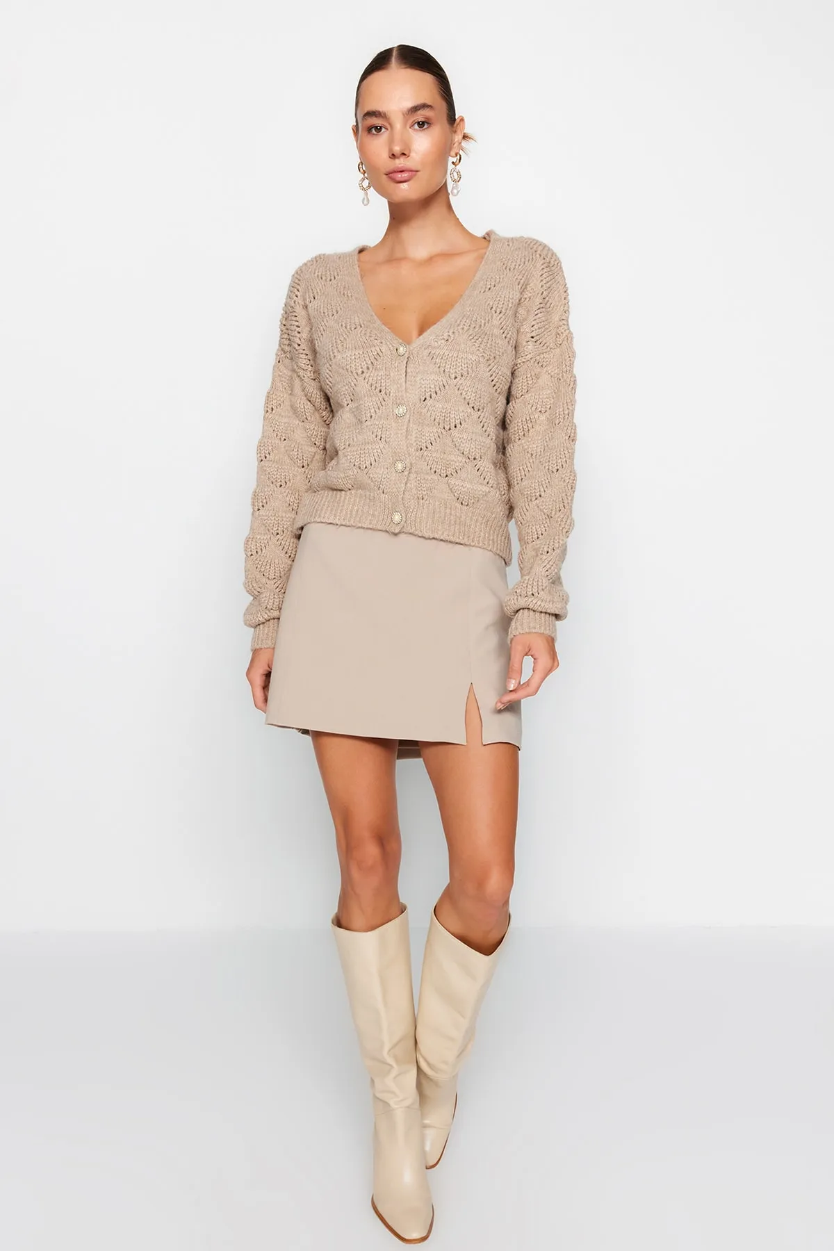 Trendyol Collection  Nerzfarbene Strickjacke mit Lochmuster TWOAW24HI00311