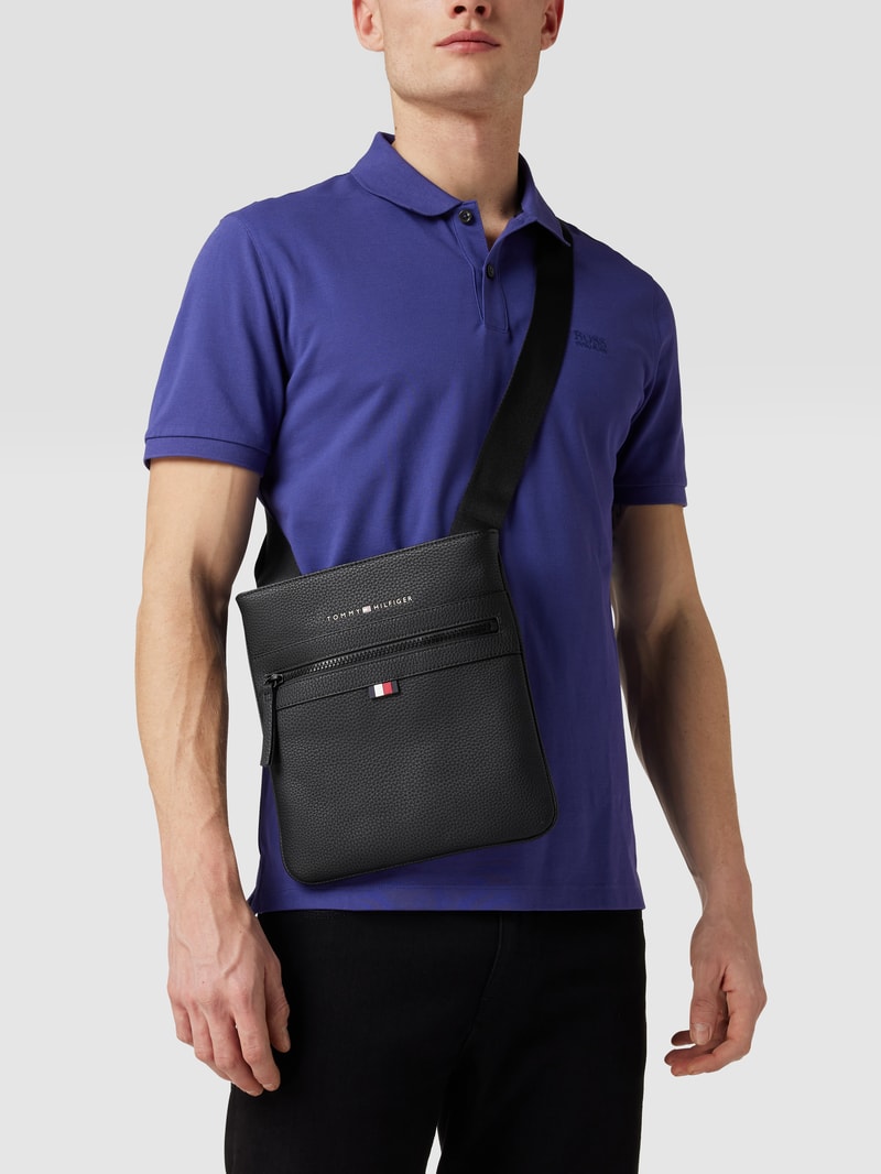 Crossbody Bag mit Label-Print in schwarz